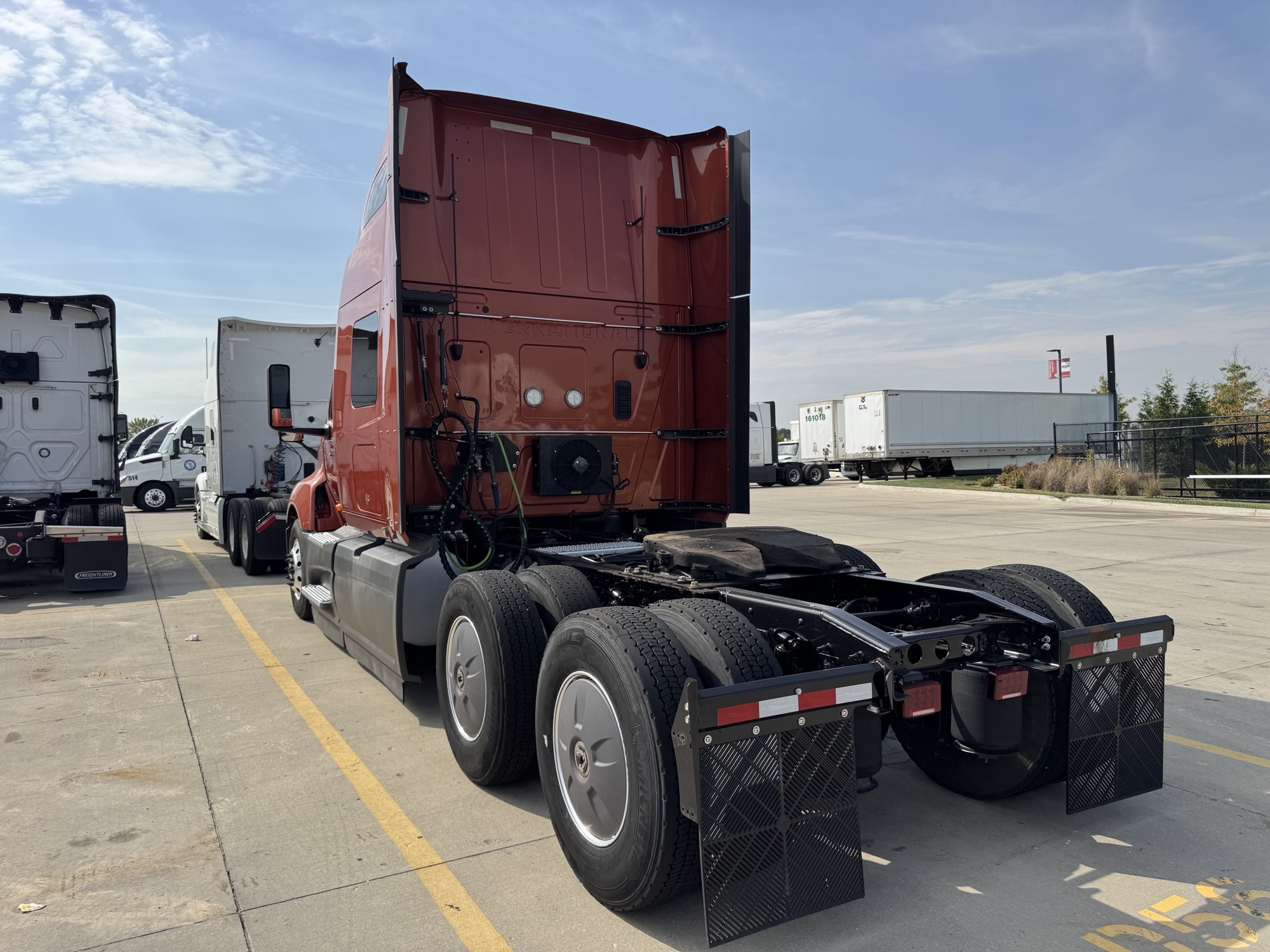 2022 International LT - image 5