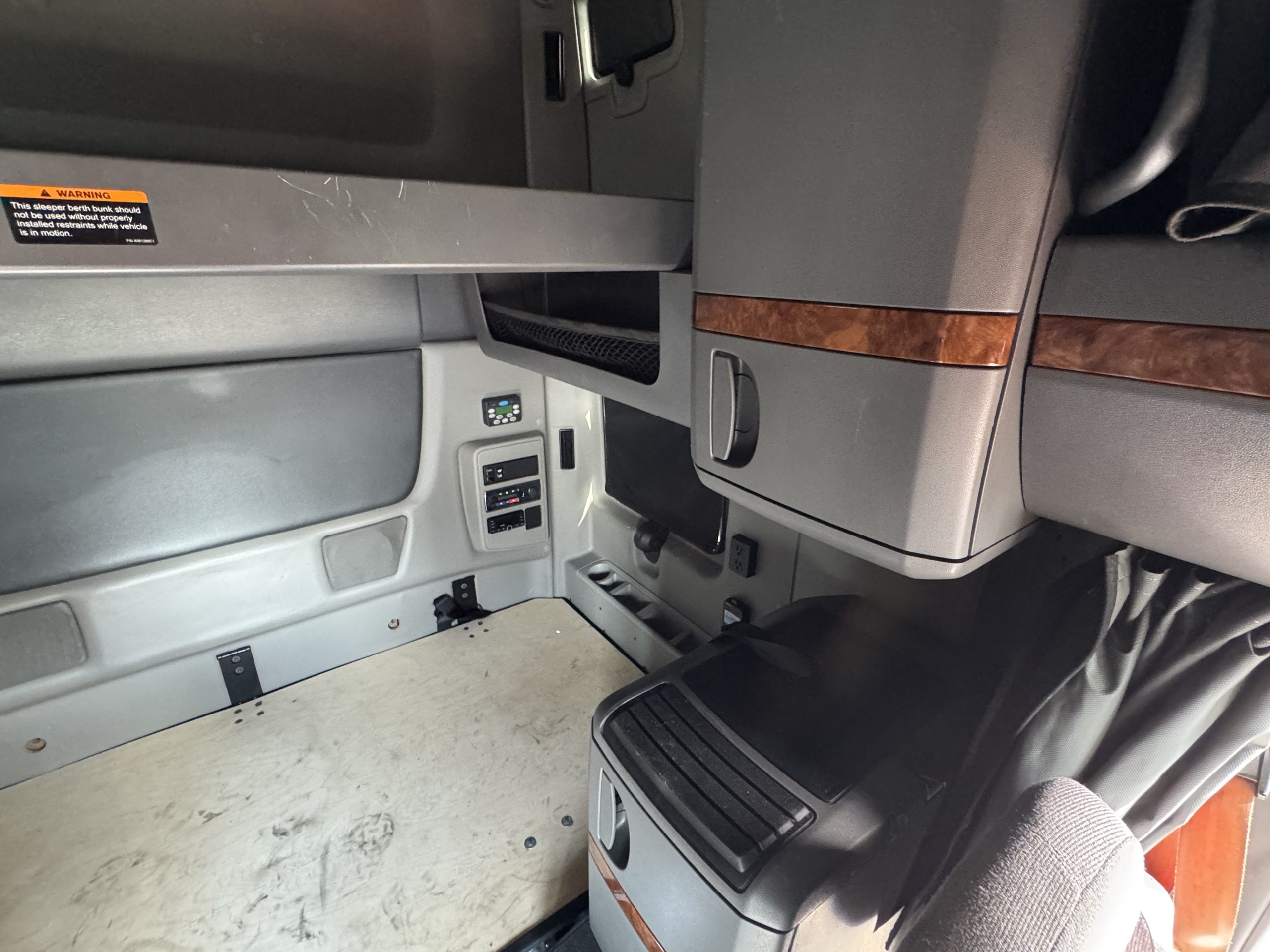 2022 International LT - image 6