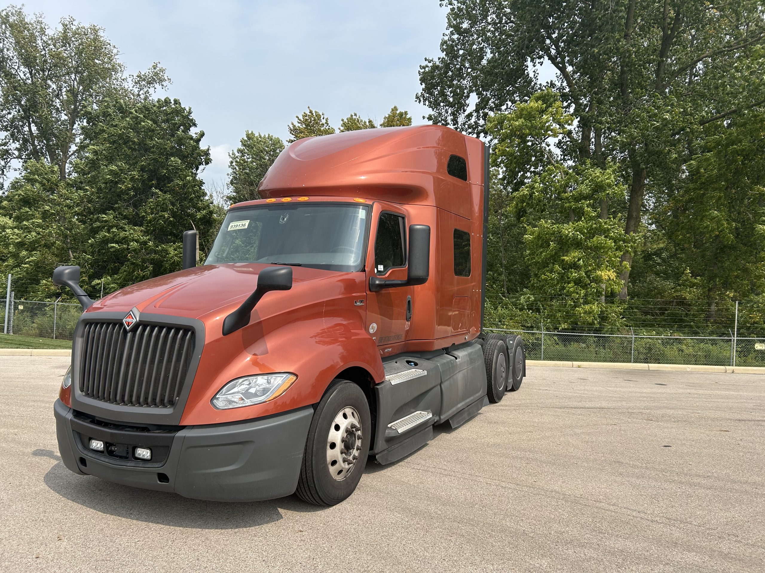 2022 International LT625 - image 2 of 6