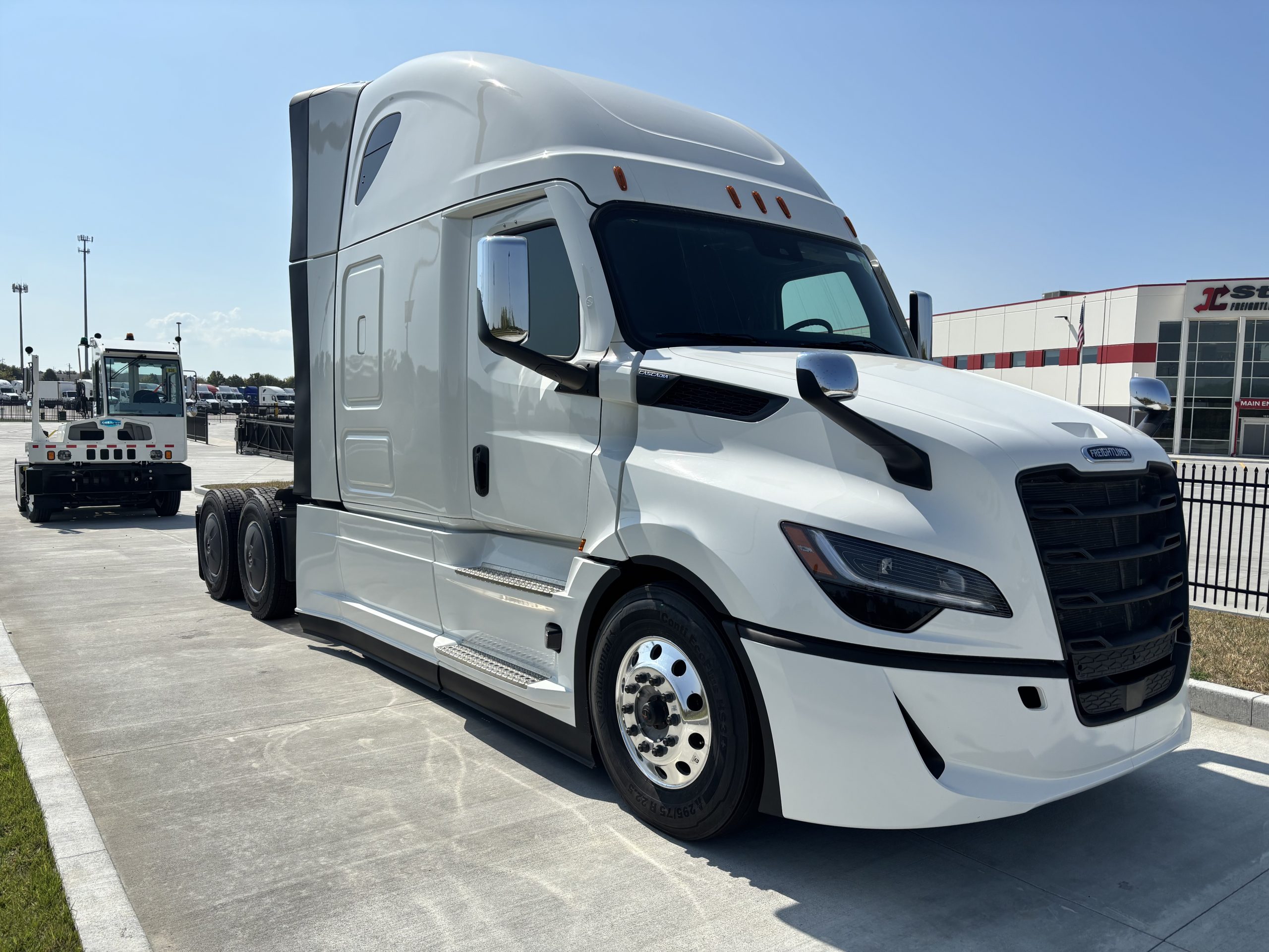2026 Freightliner M2 106+ - image 3 of 6