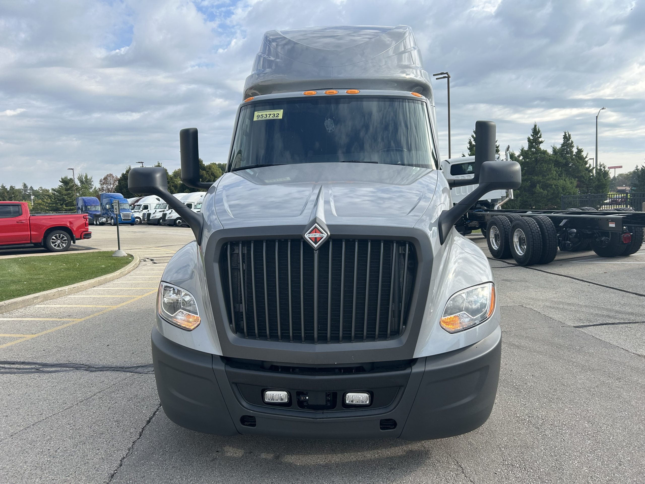 2022 International LT625 - image 2 of 6