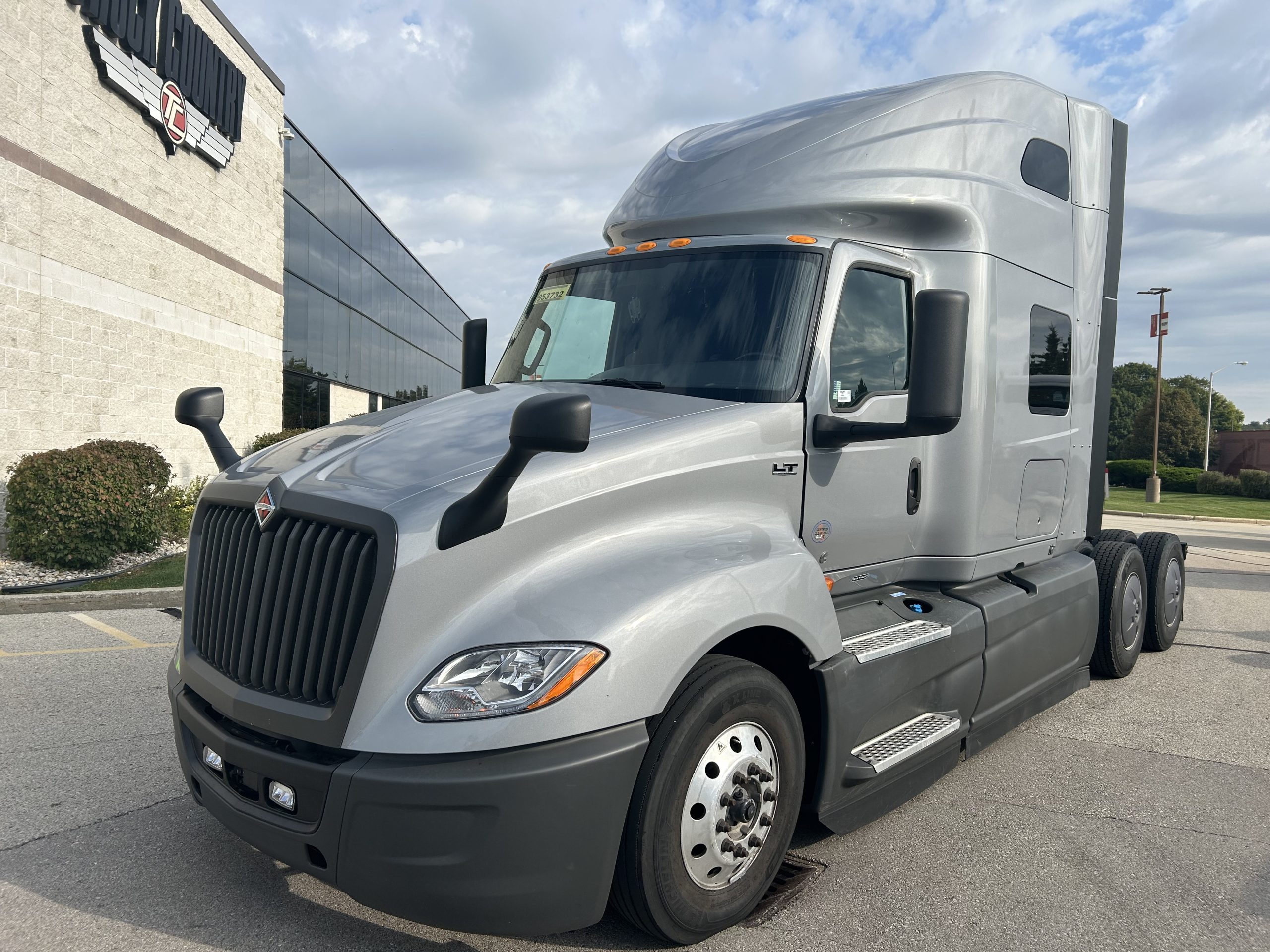 2022 International LT625 - image 1 of 6