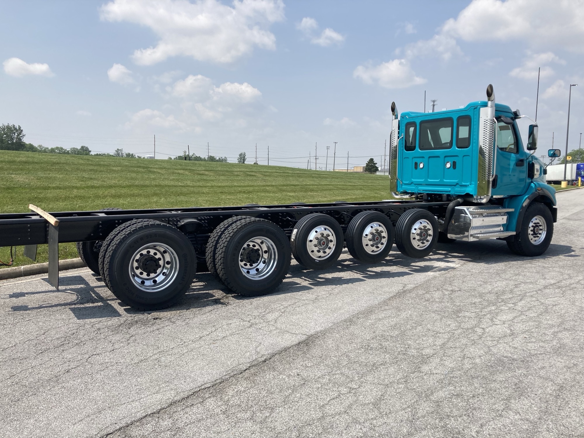 2026 Western Star 47X 2026 Western Star 47X - image 2 of 4