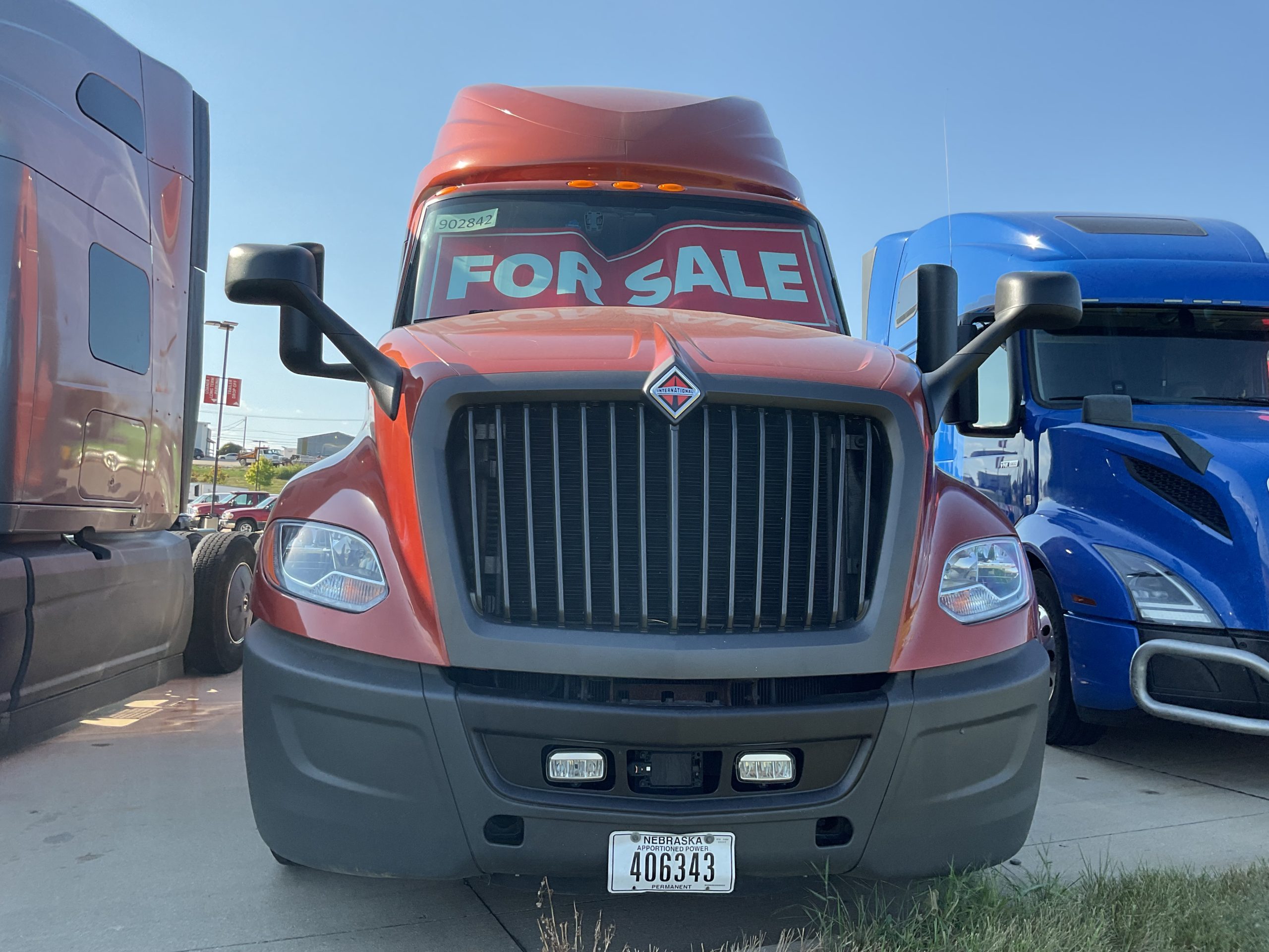 2022 International LT625 - image 2 of 3