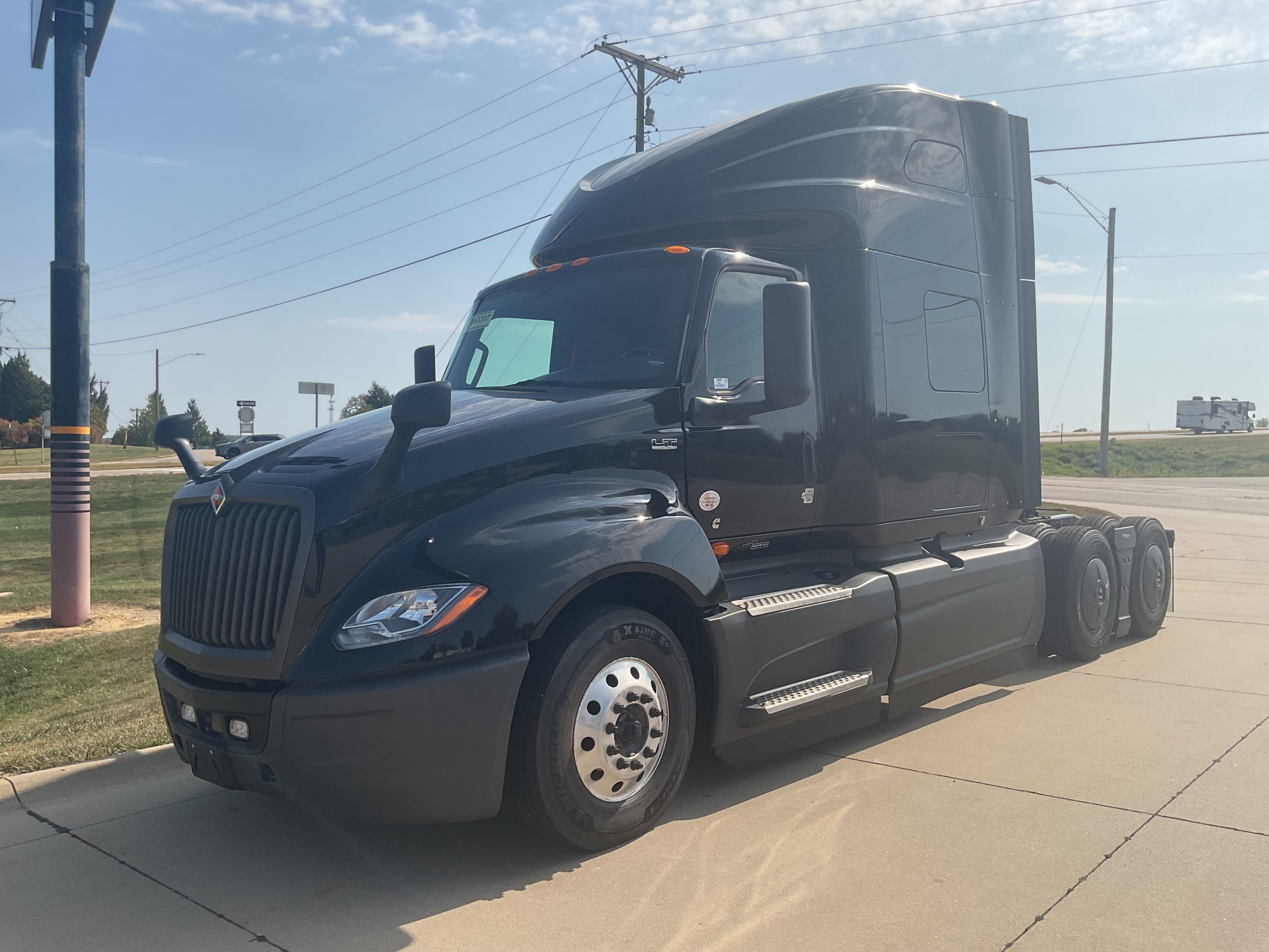 2022 International LT625 - image 1 of 6