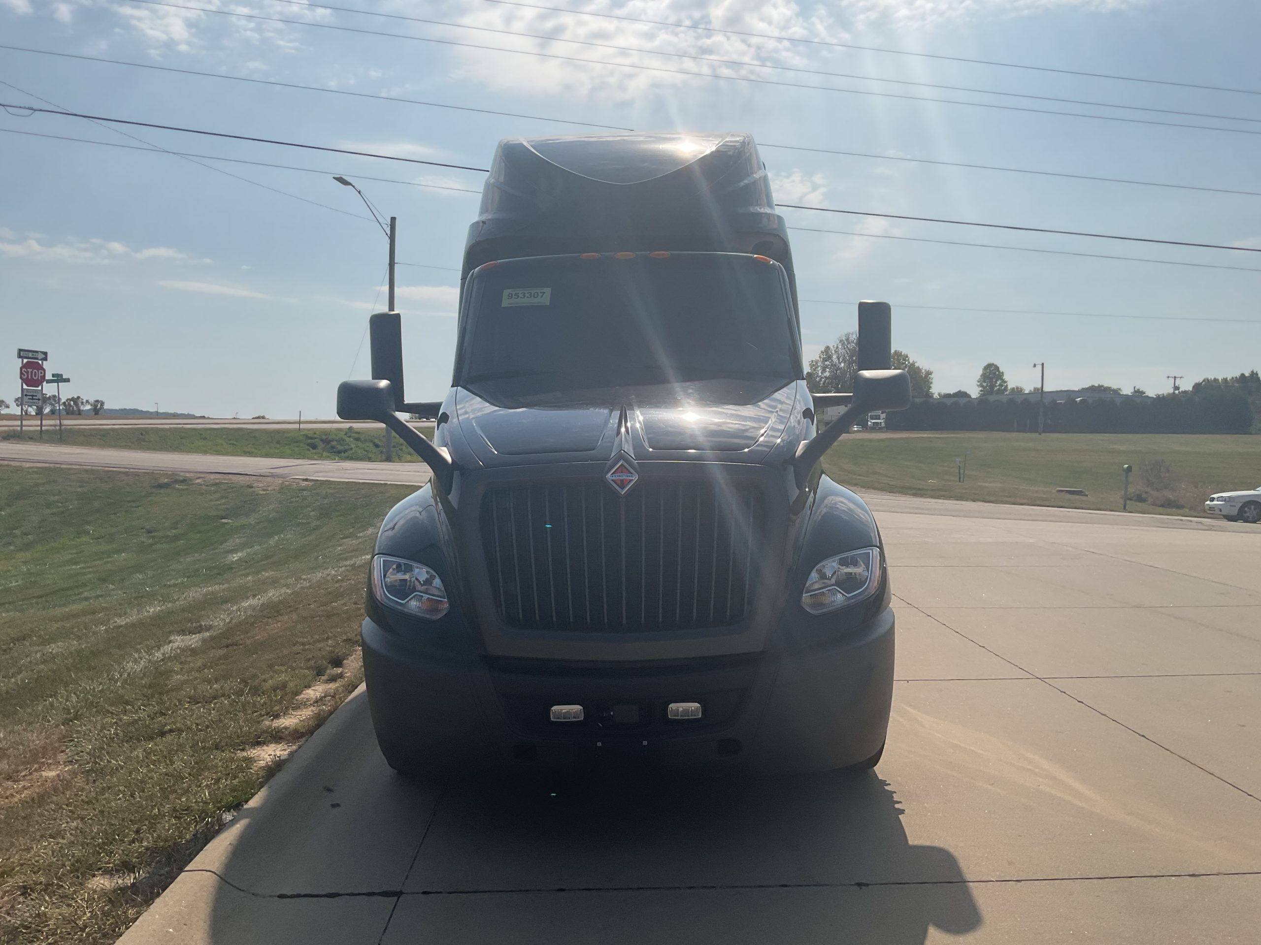 2022 International LT625 - image 2 of 6