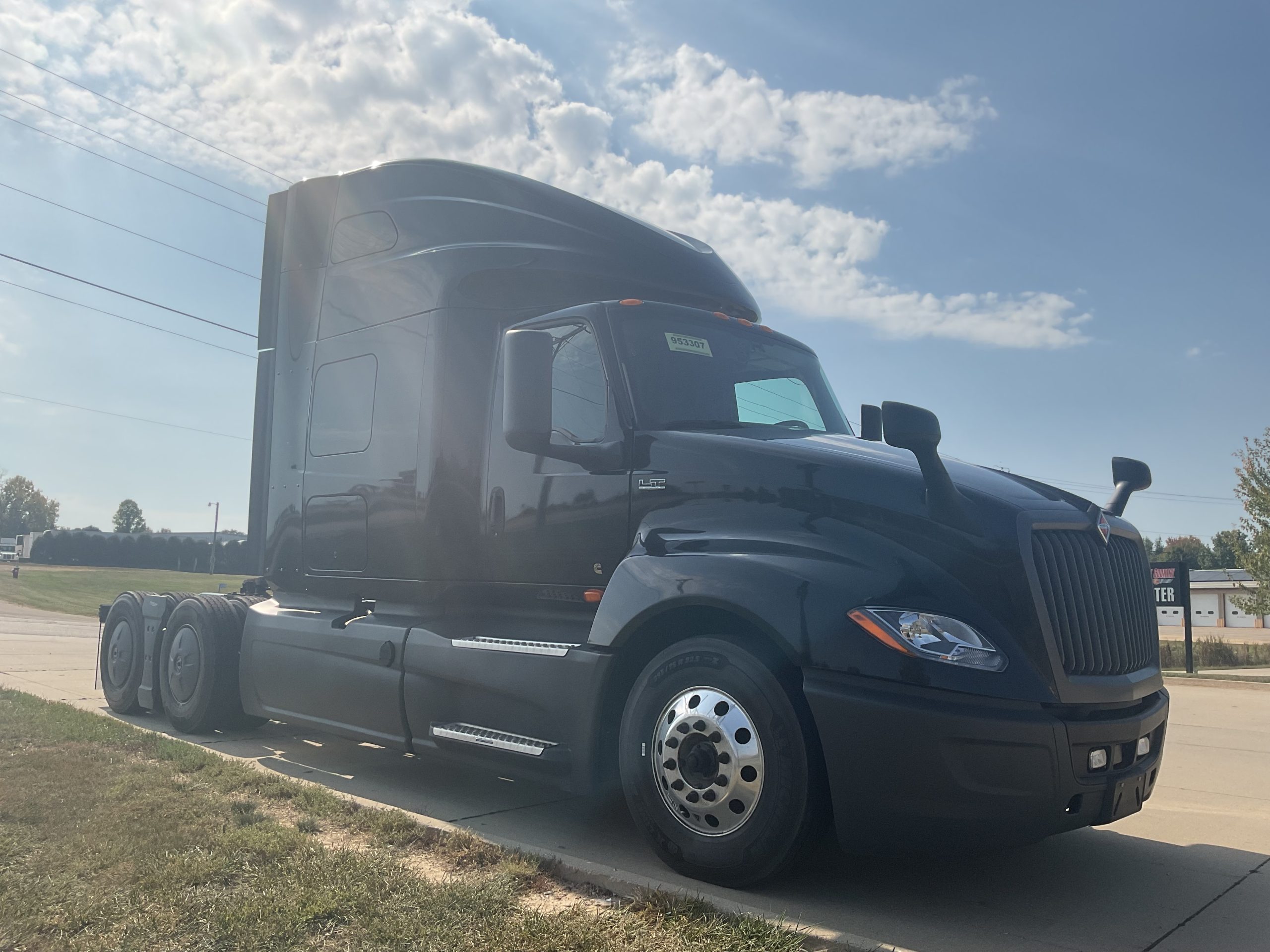 2022 International LT625 - image 3 of 6