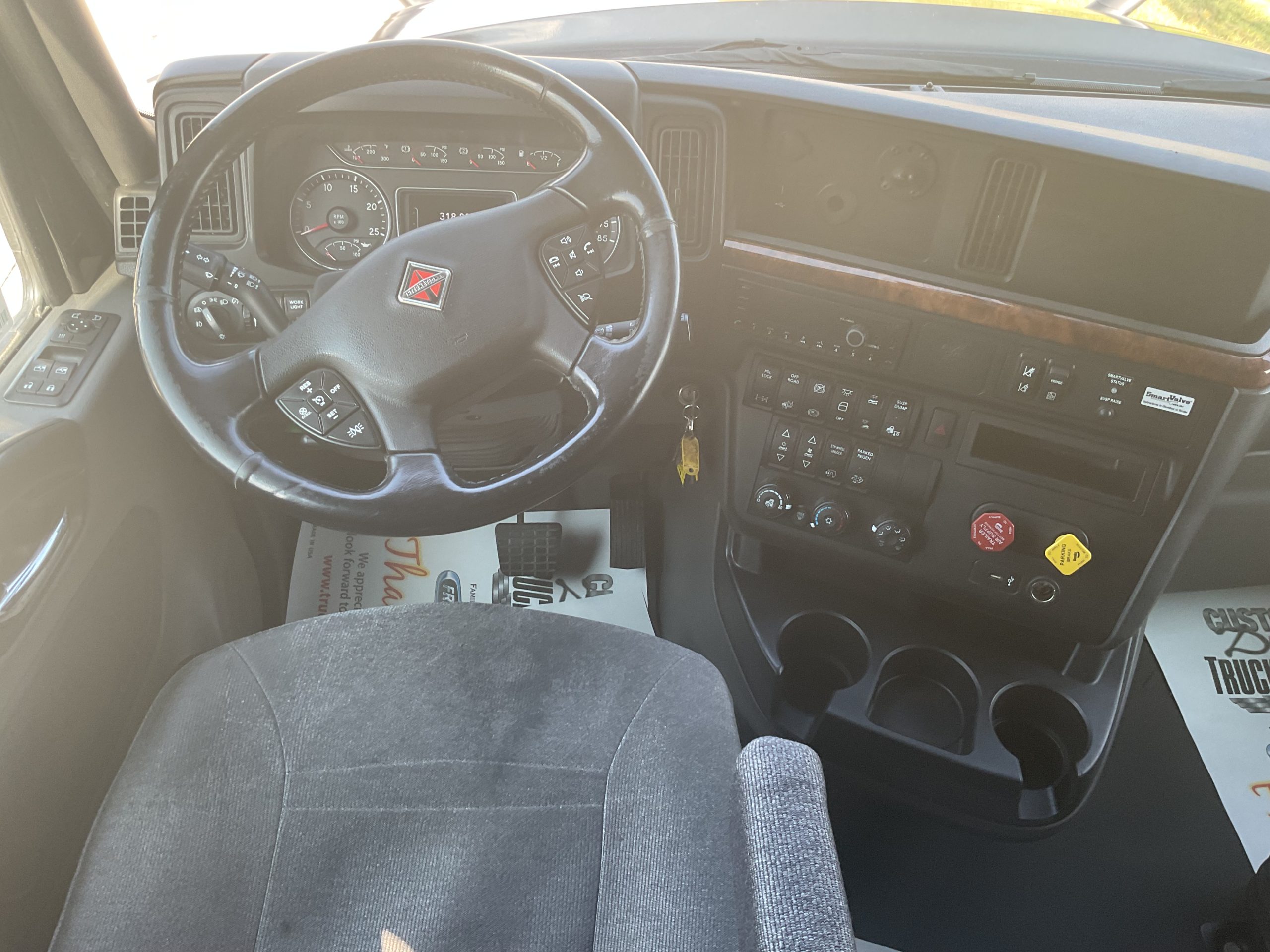 2022 International LT625 - image 6 of 6