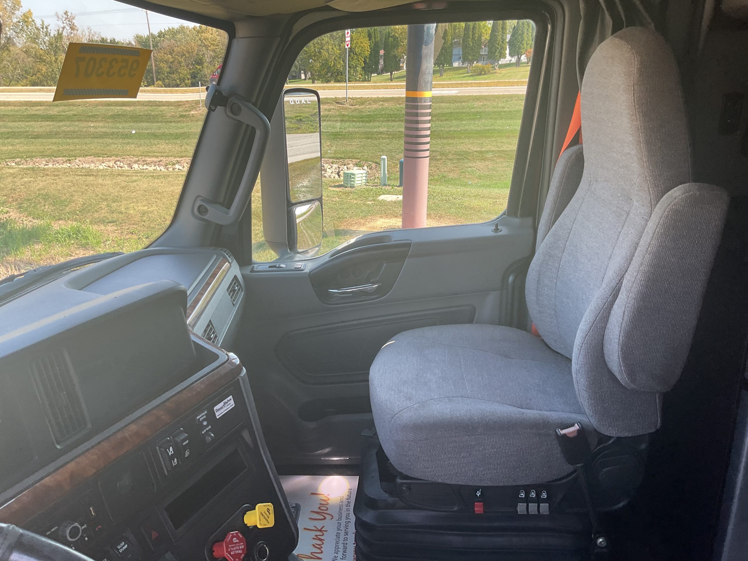2022 International LT625 - image 5 of 6