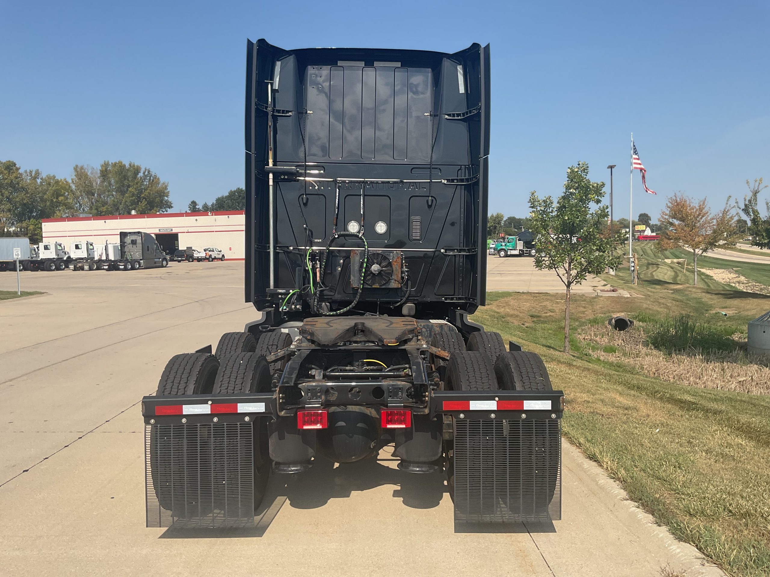 2022 International LT625 - image 4 of 6