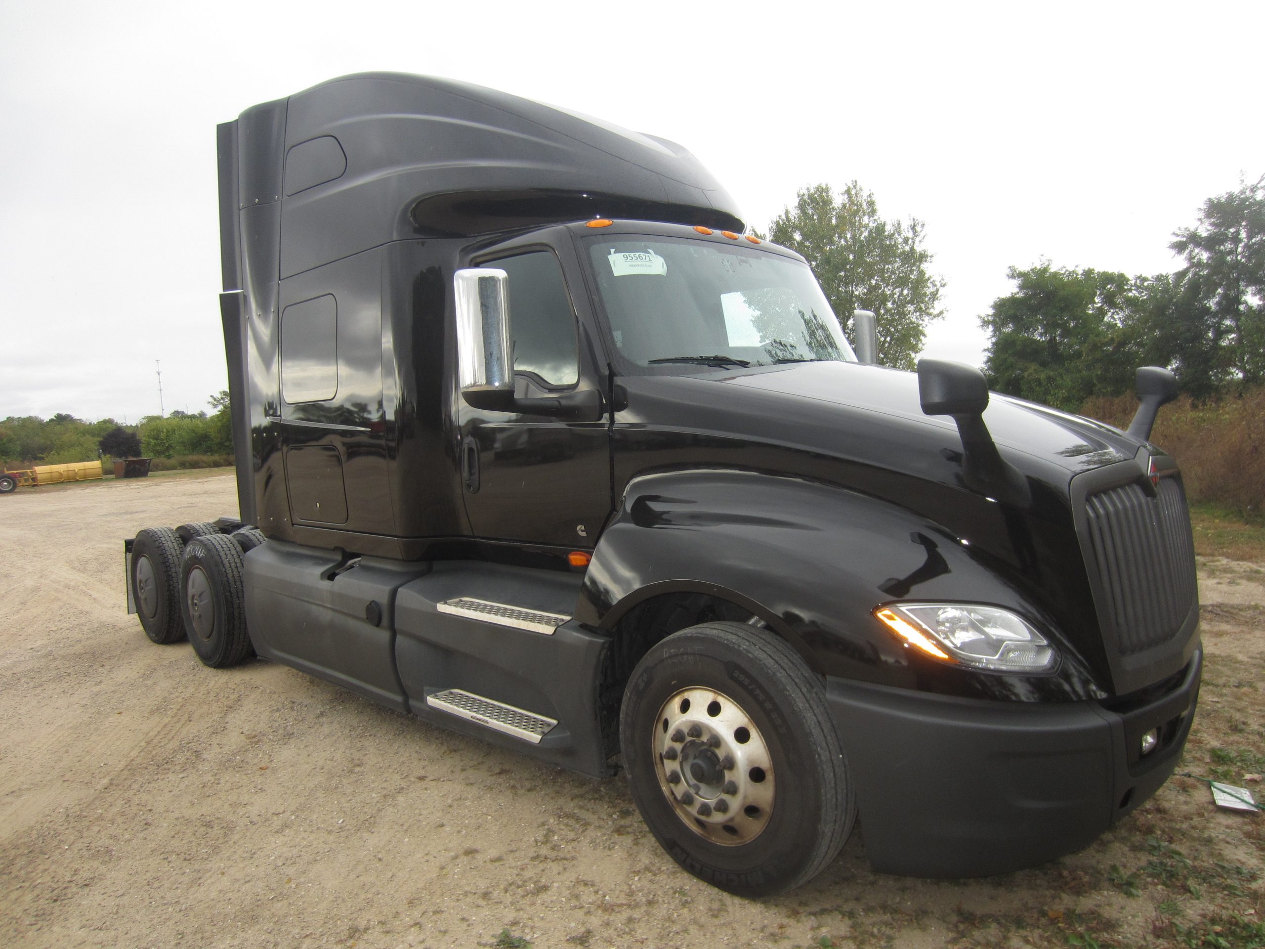 2022 International LT625 - image 3 of 6