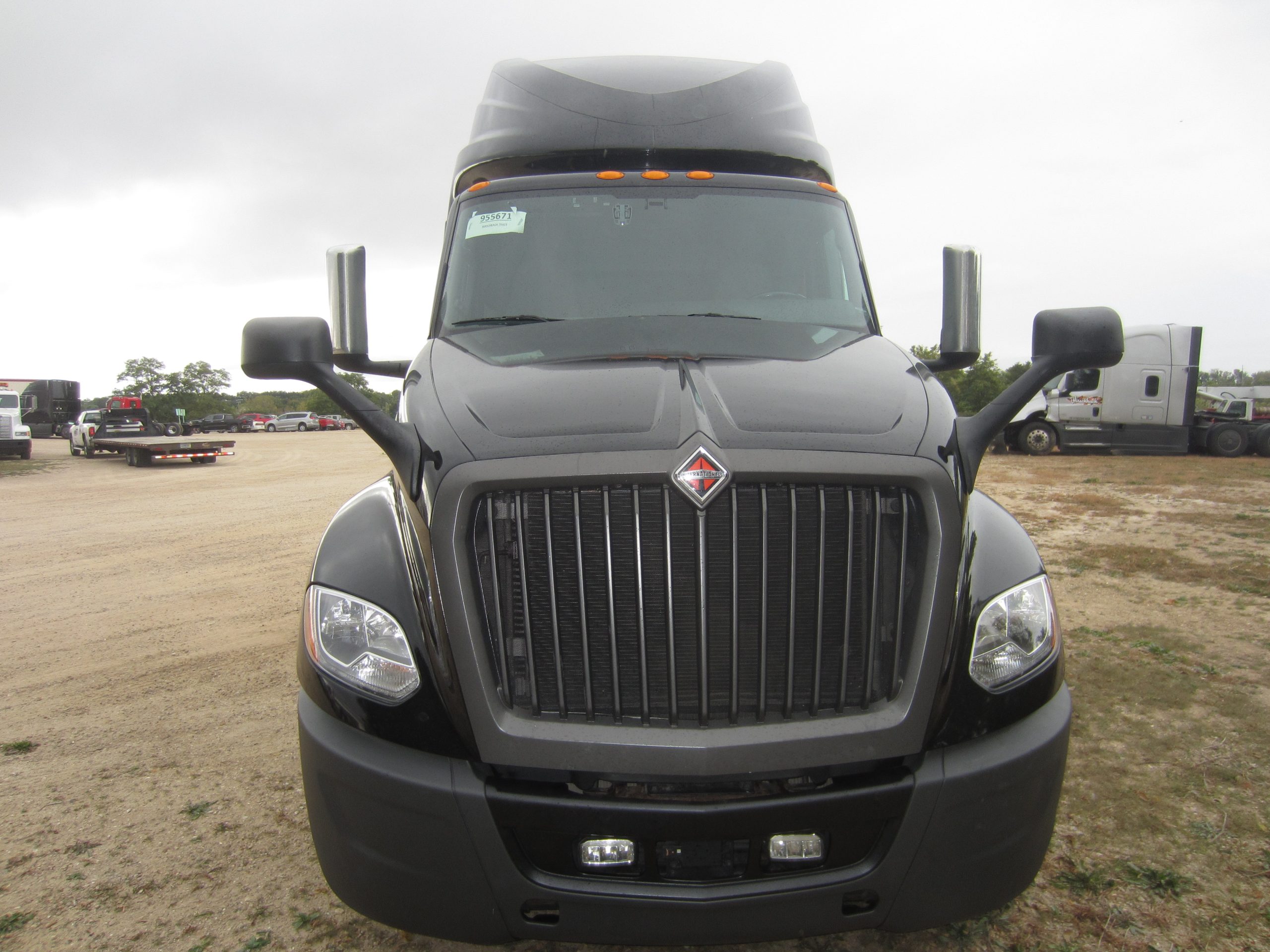 2022 International LT625 - image 2 of 6