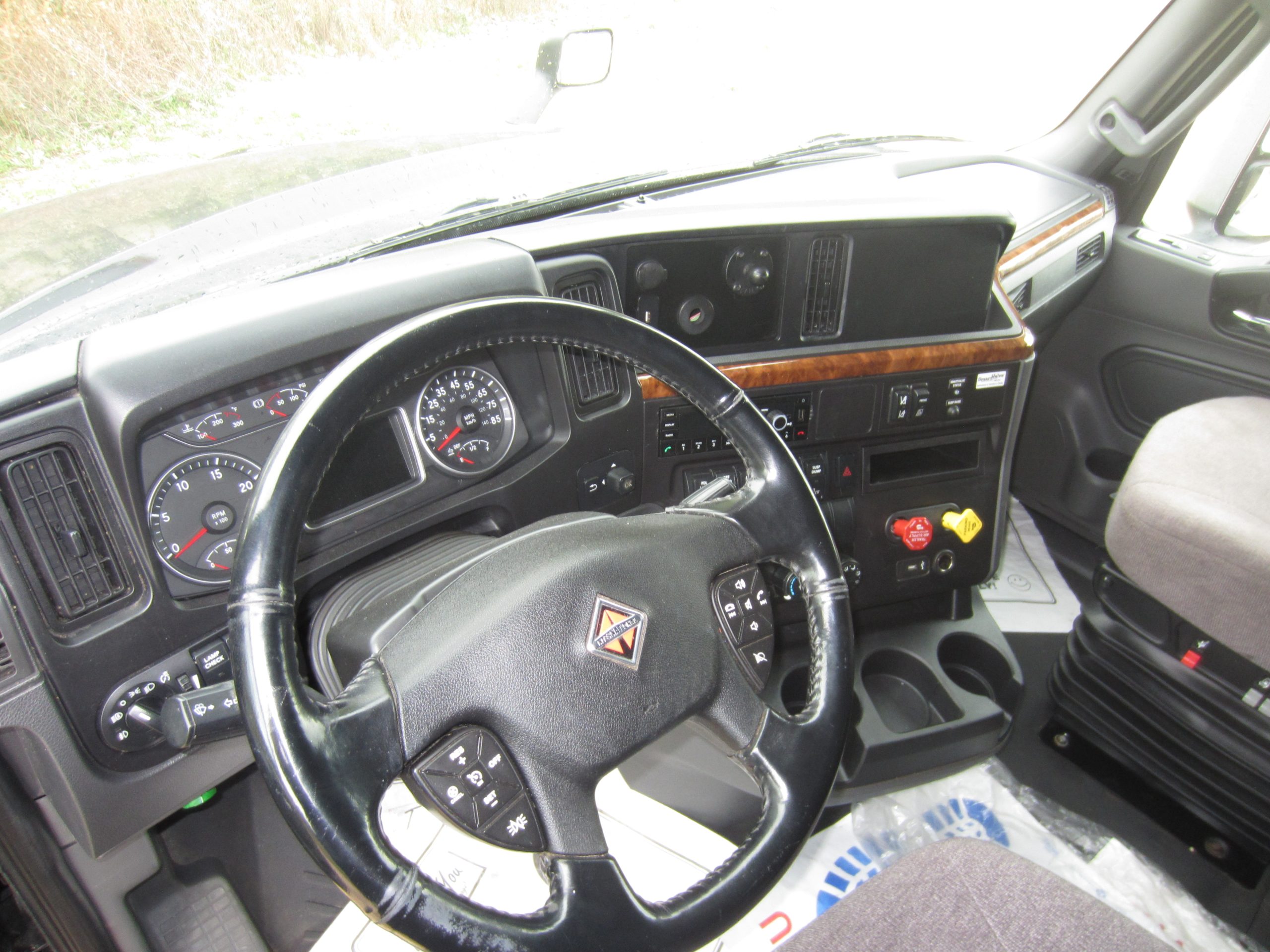 2022 International LT625 - image 5 of 6