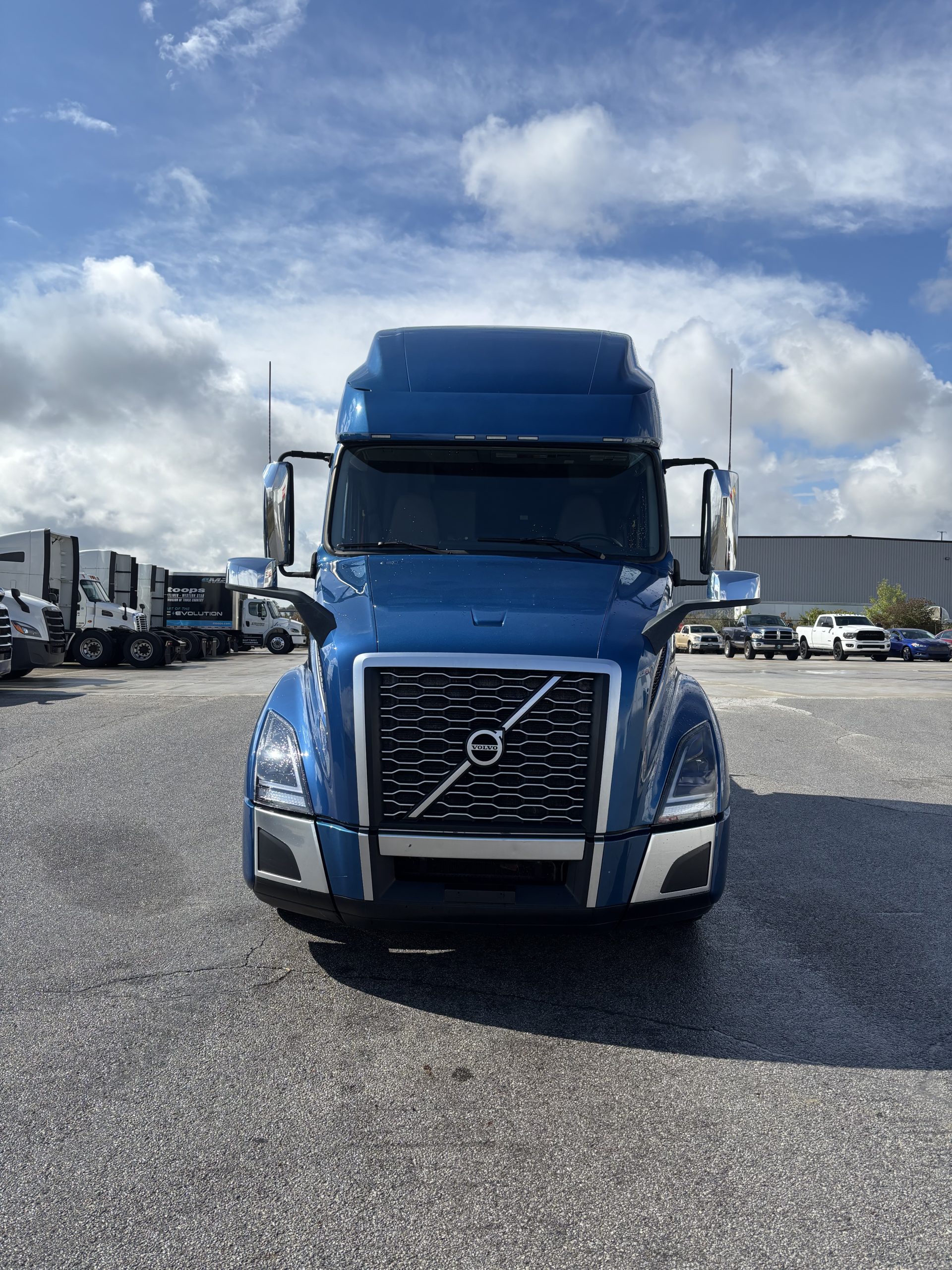 2022 Volvo VNL 760 - image 2