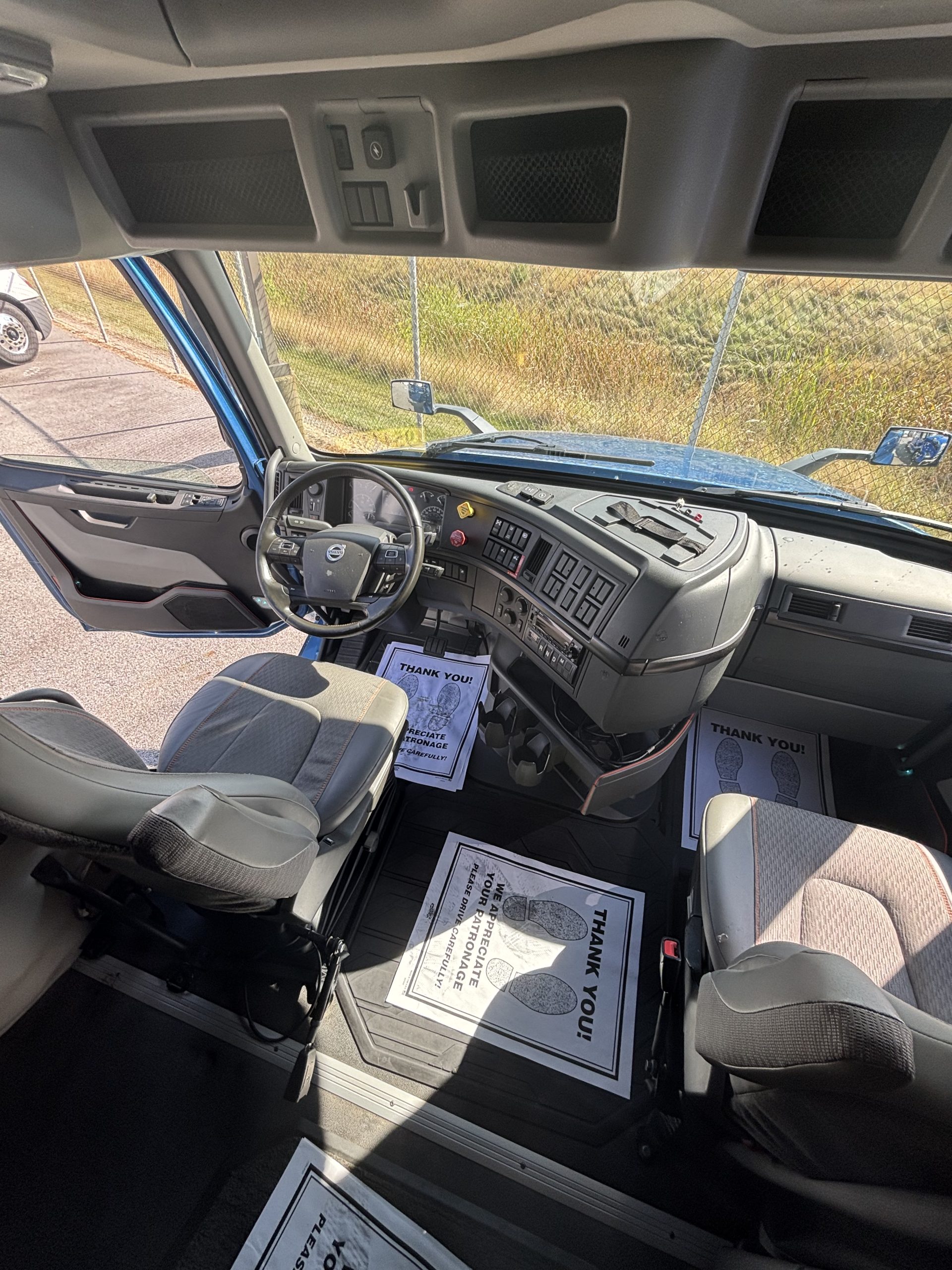 2022 Volvo VNL 760 - image 4