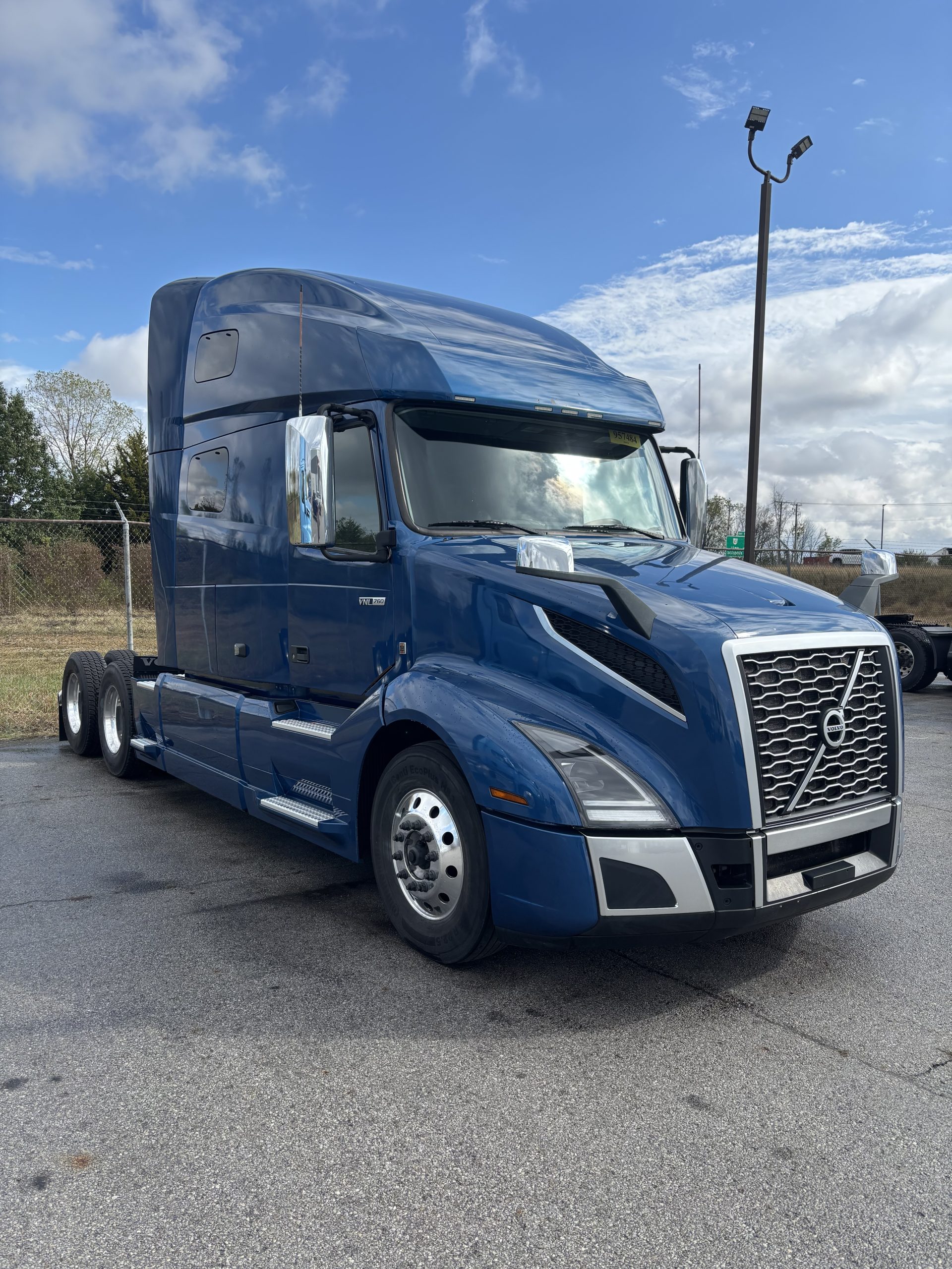 2022 Volvo VNL 760 - image 5