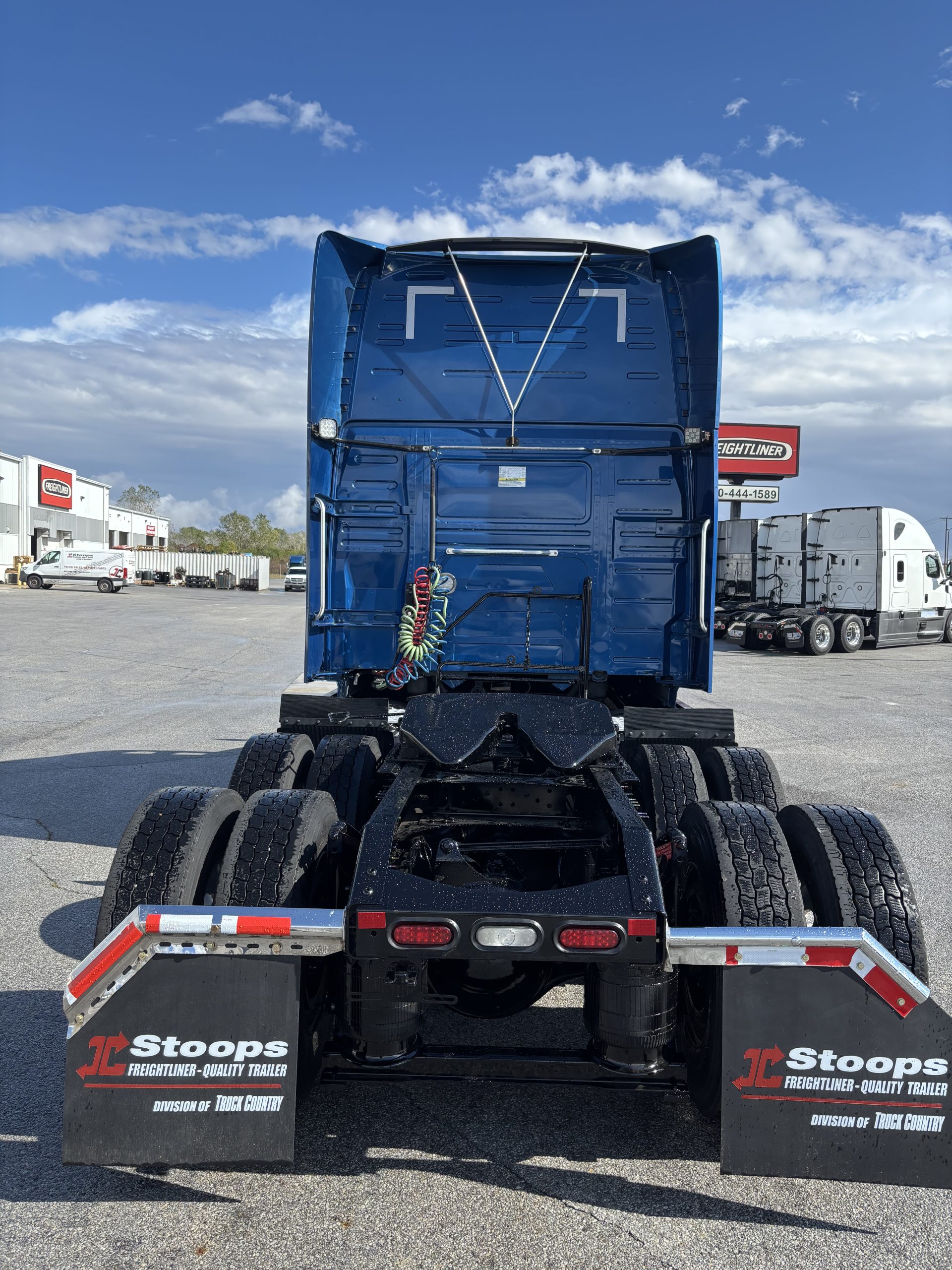 2022 Volvo VNL 760 - image 3