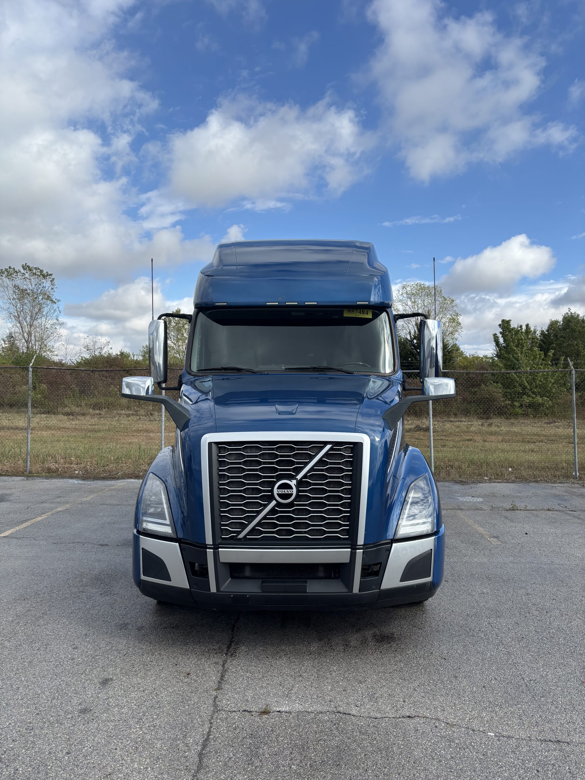 2022 Volvo VNL 760 - image 2