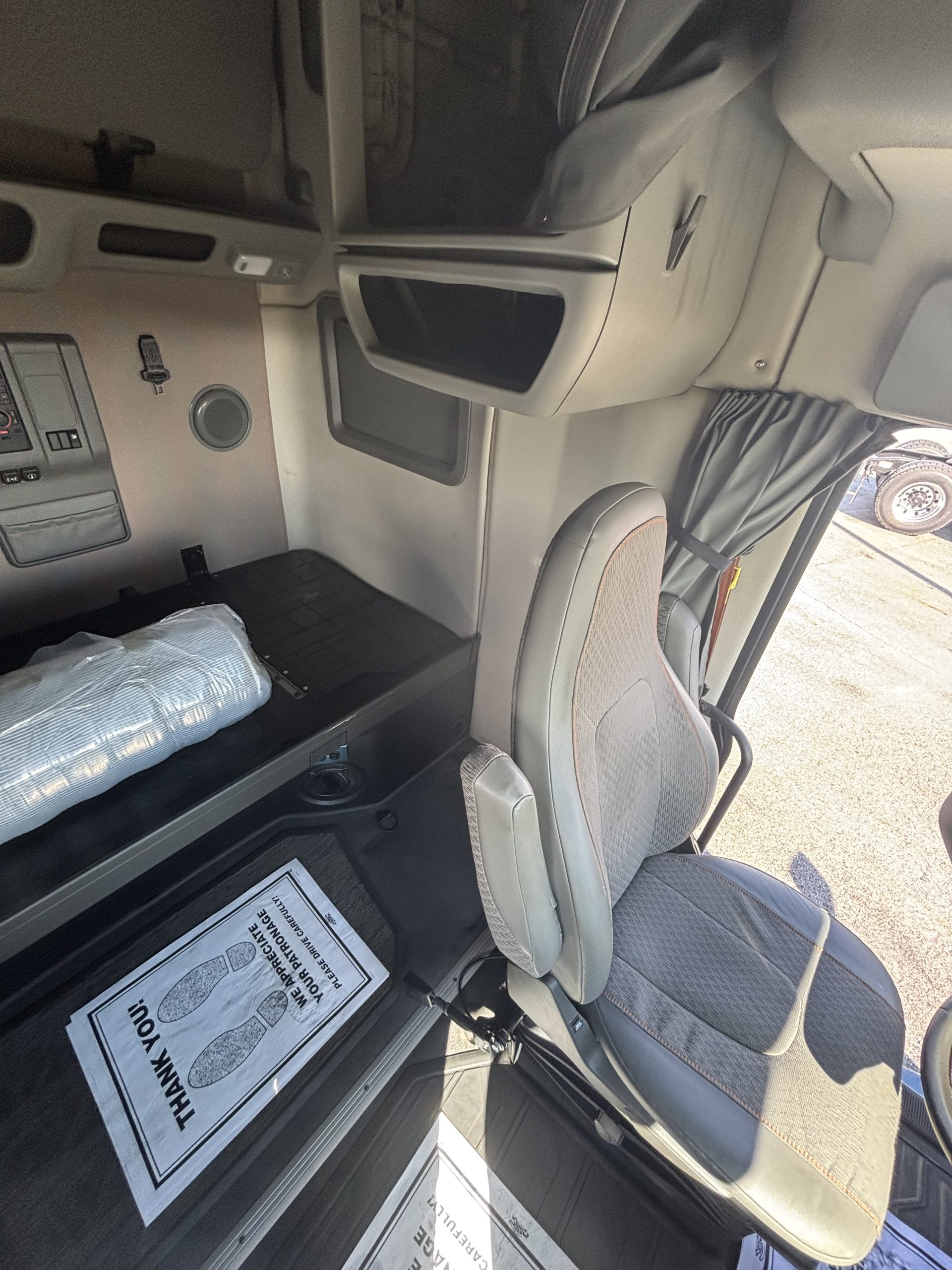 2022 Volvo VNL 760 - image 6