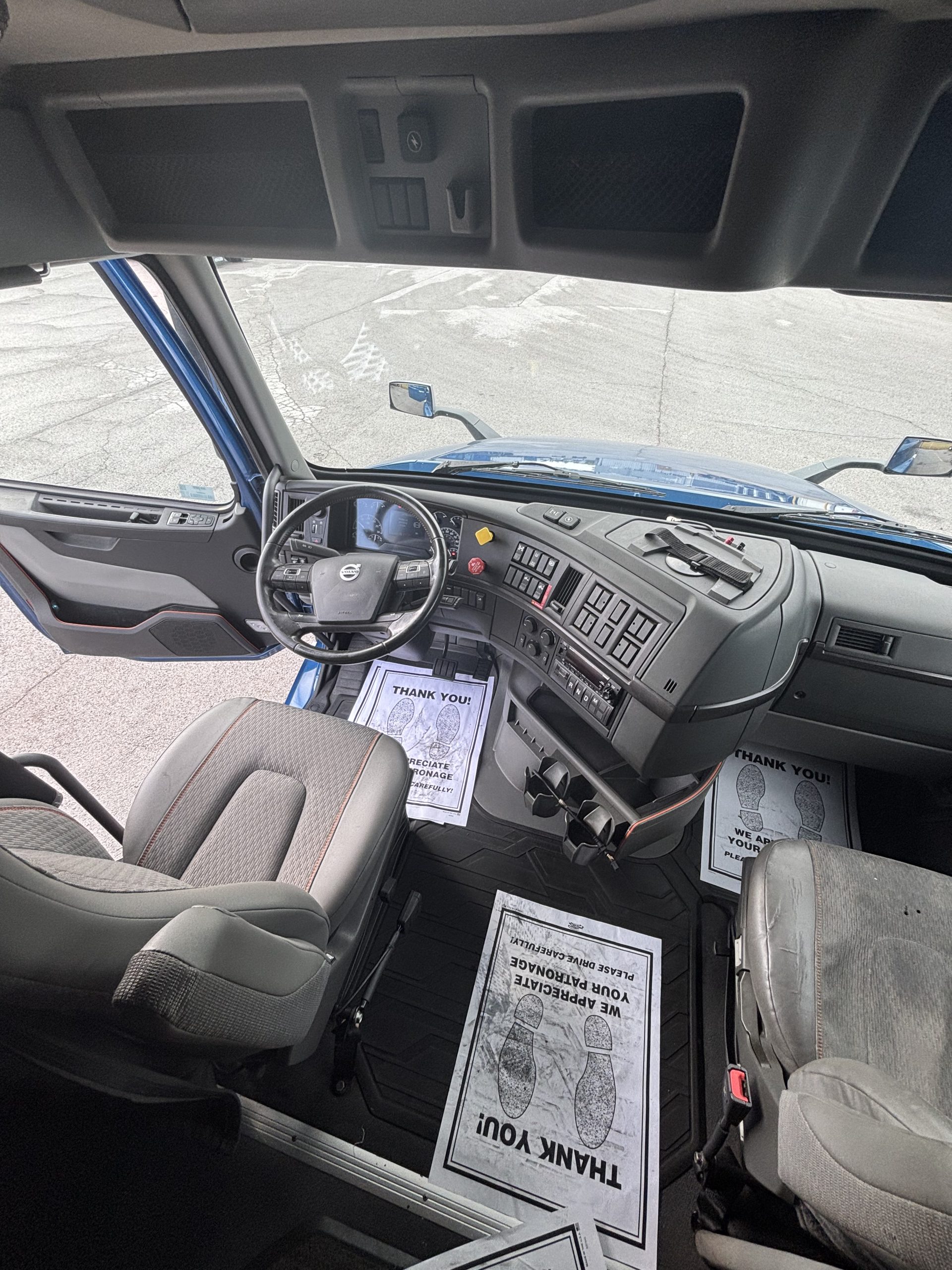 2022 Volvo VNL 760 - image 4