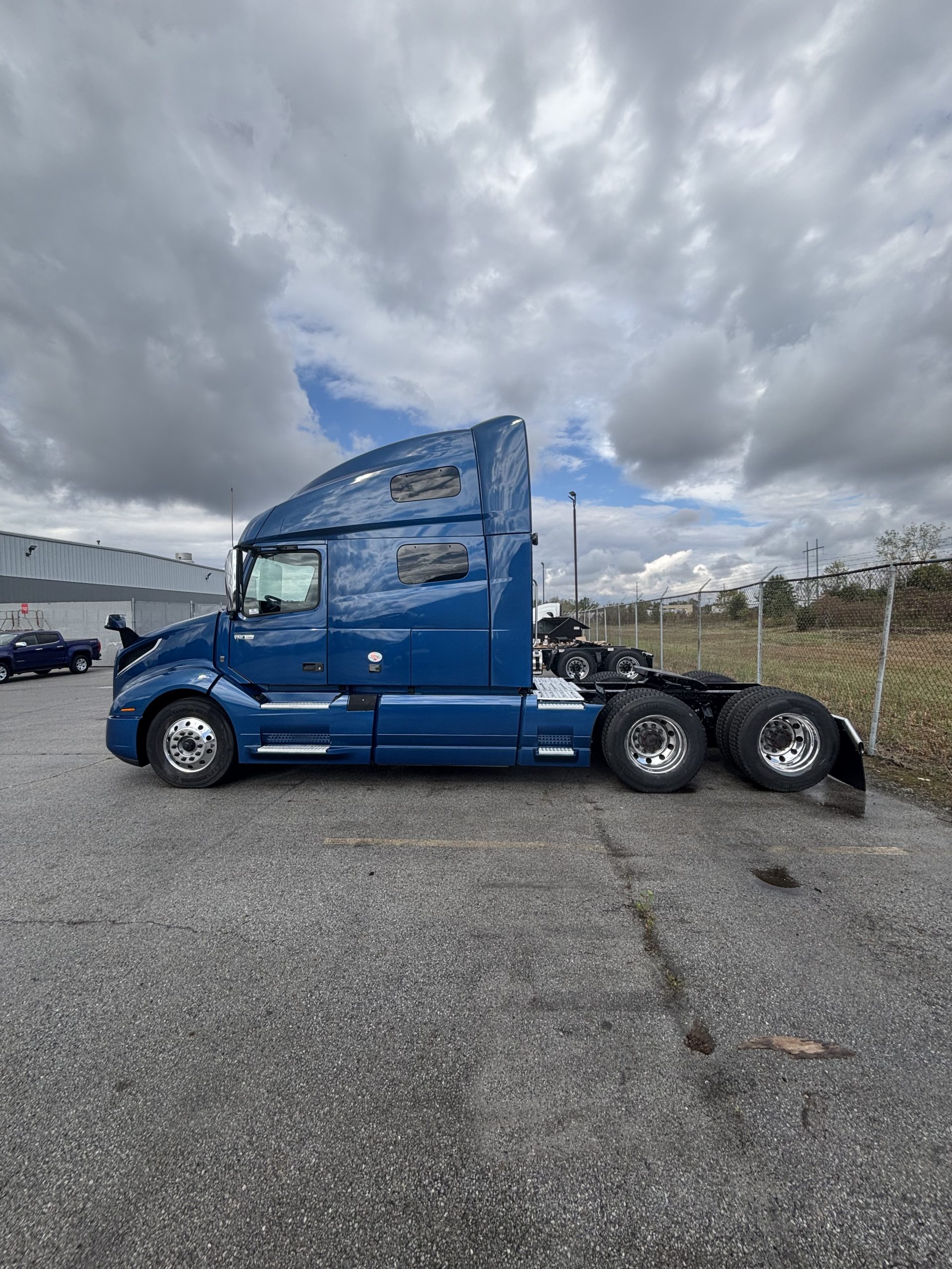 2022 Volvo VNL 760 - image 6