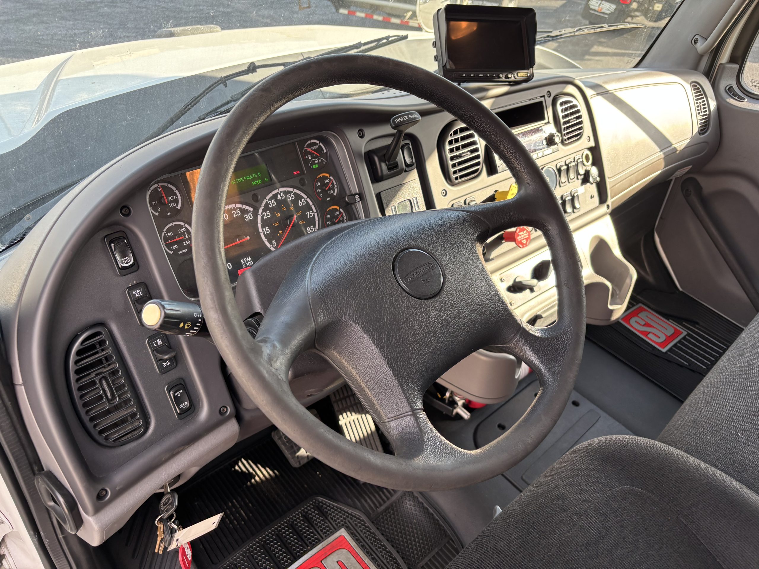 2016 Freightliner 108SD - image 4 of 6