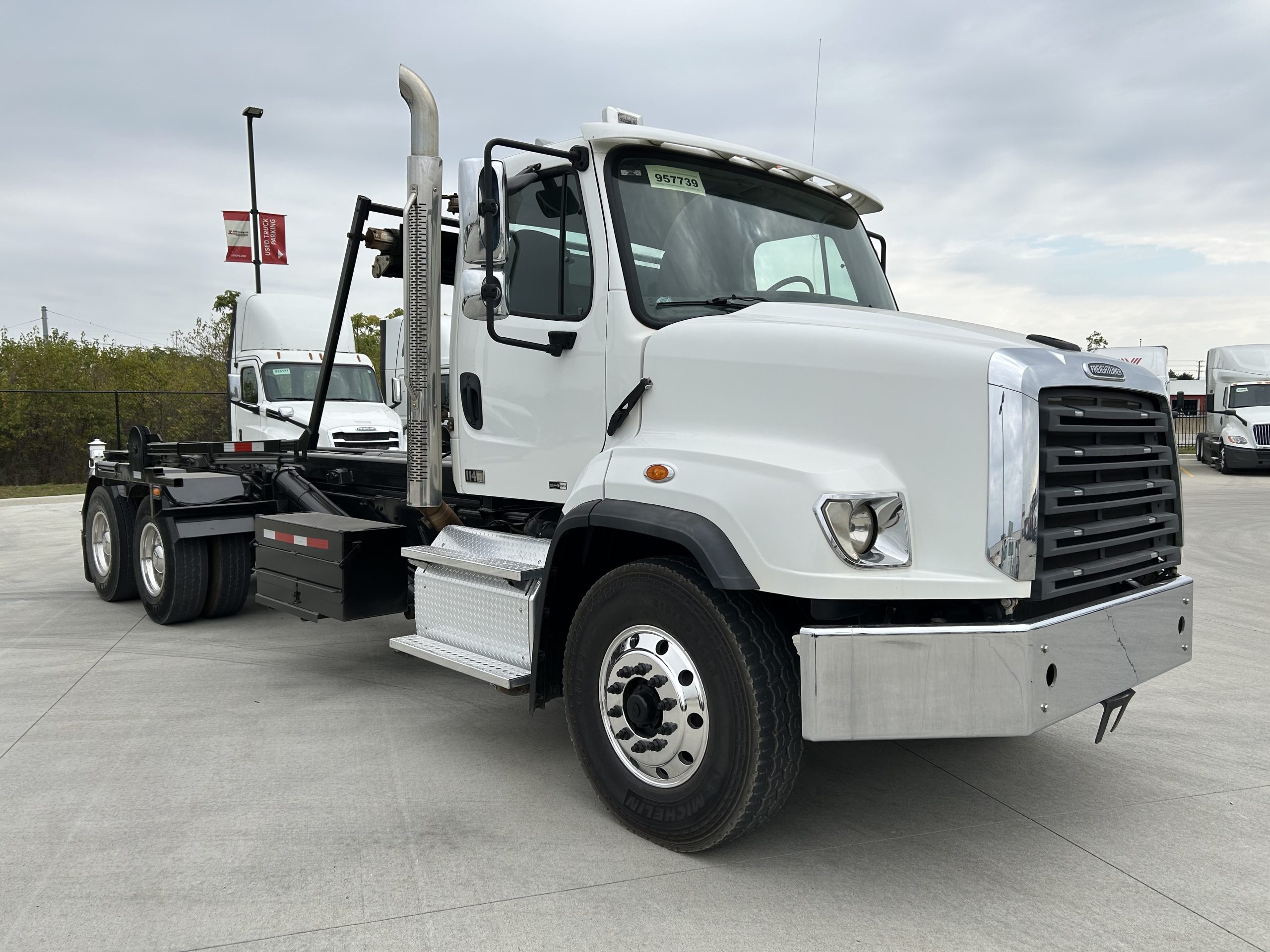 2014 Freightliner 114SD - image 3