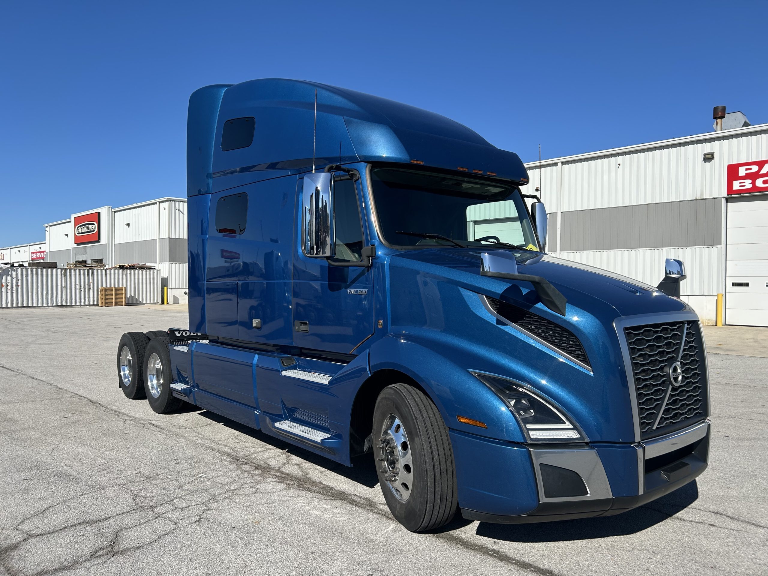 2022 Volvo VNL 760 - image 2
