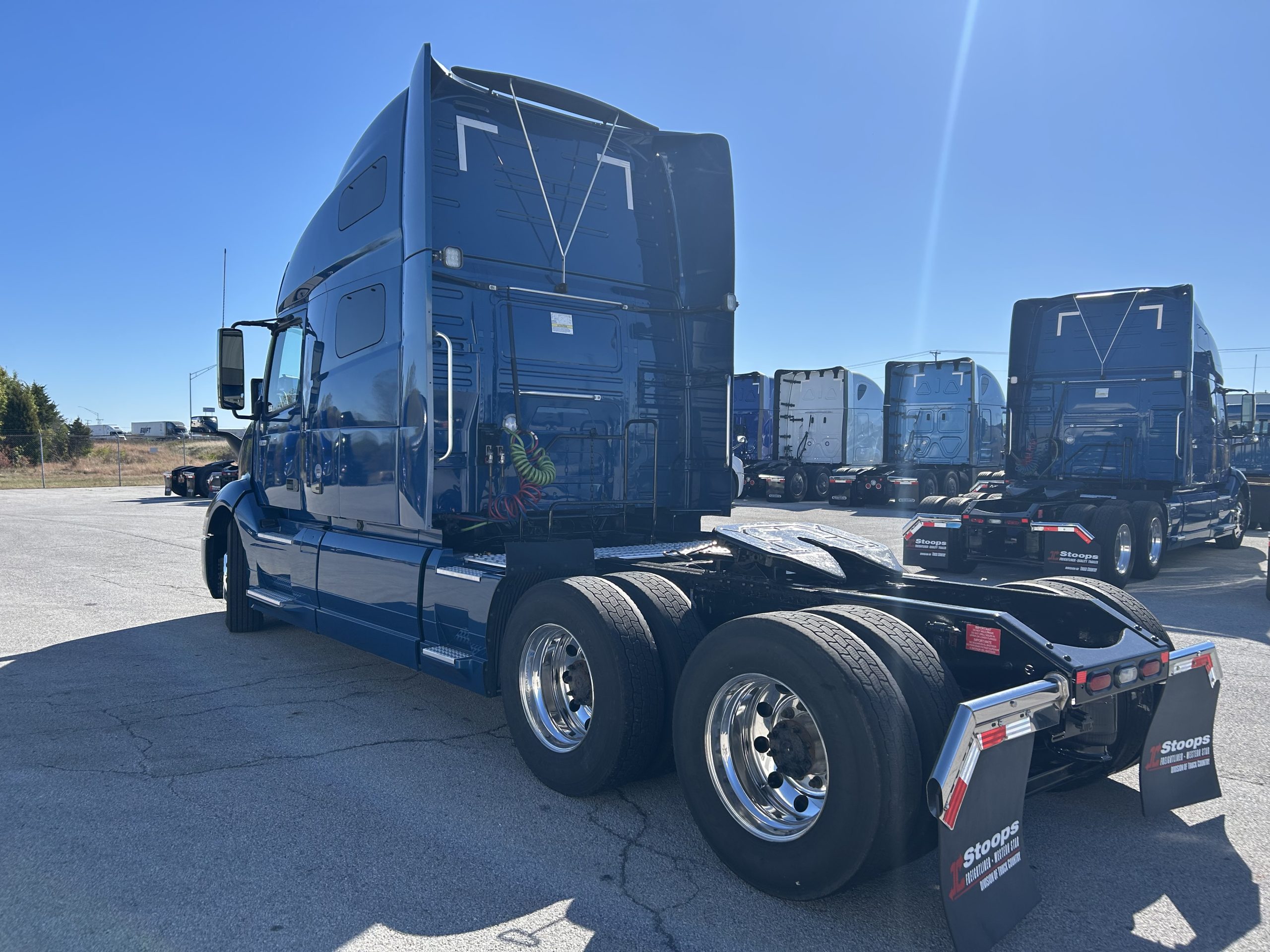 2022 Volvo VNL 760 - image 5