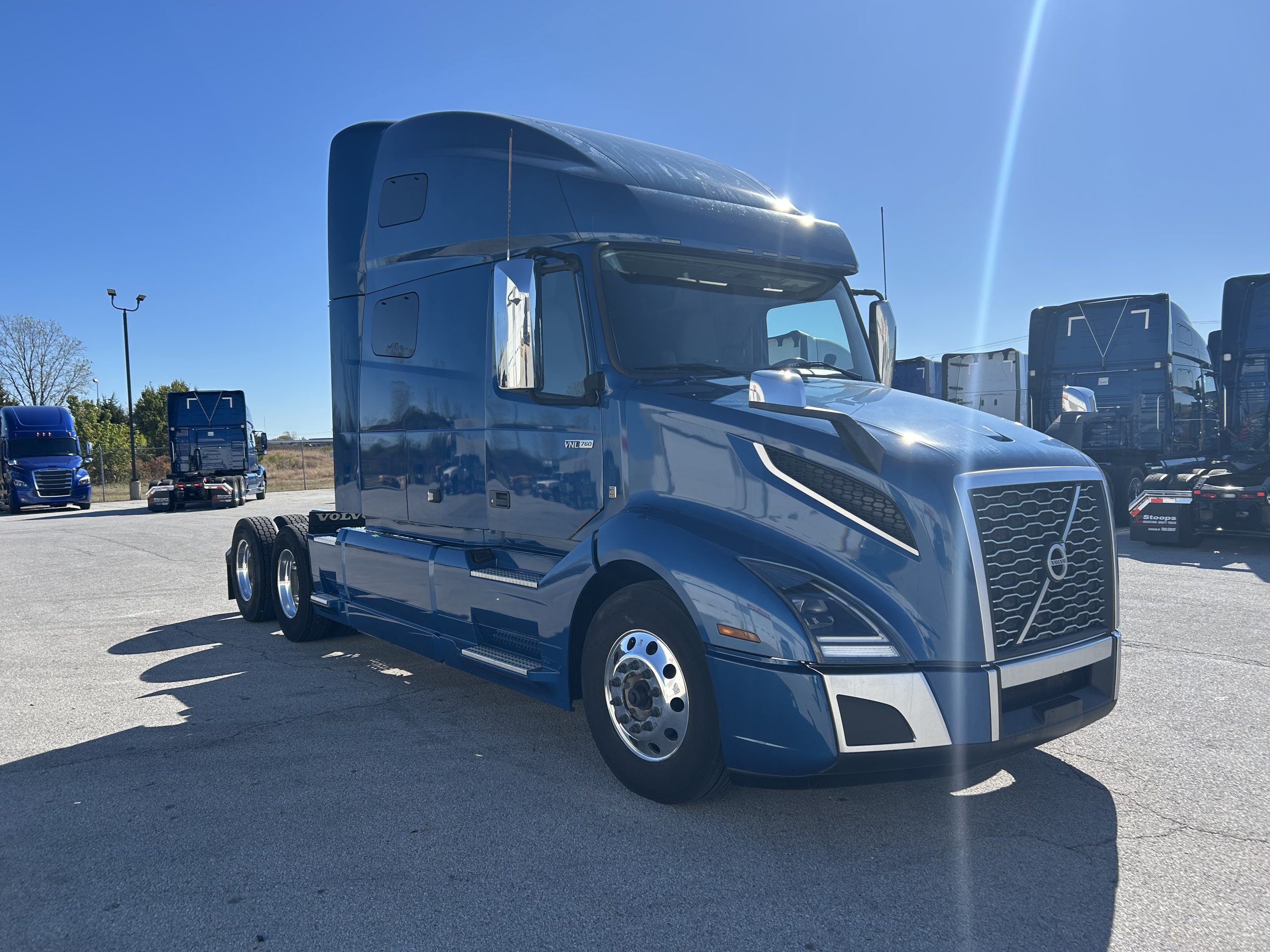 2022 Volvo VNL 760 - image 2