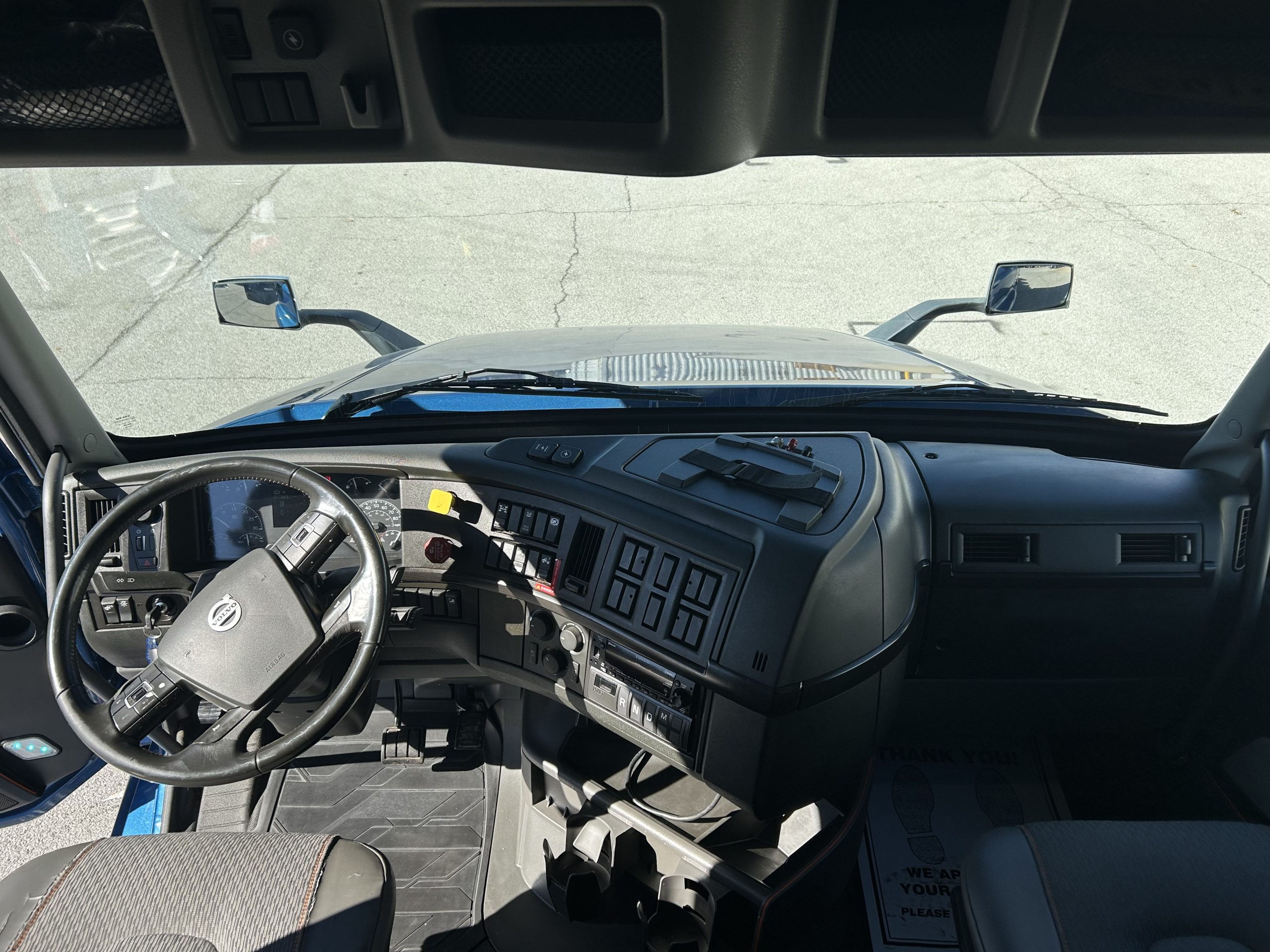 2022 Volvo VNL 760 - image 4