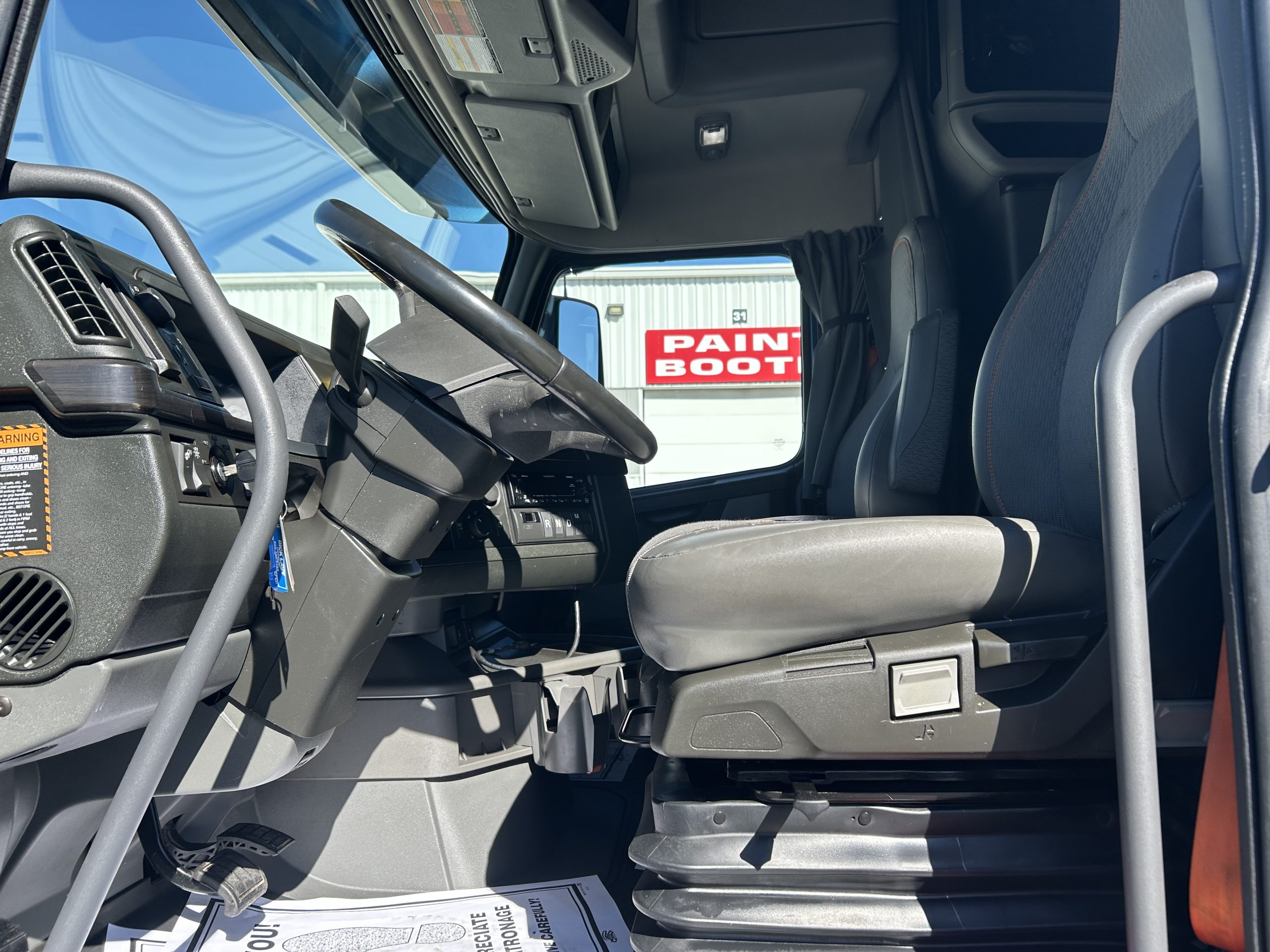 2022 Volvo VNL 760 - image 3