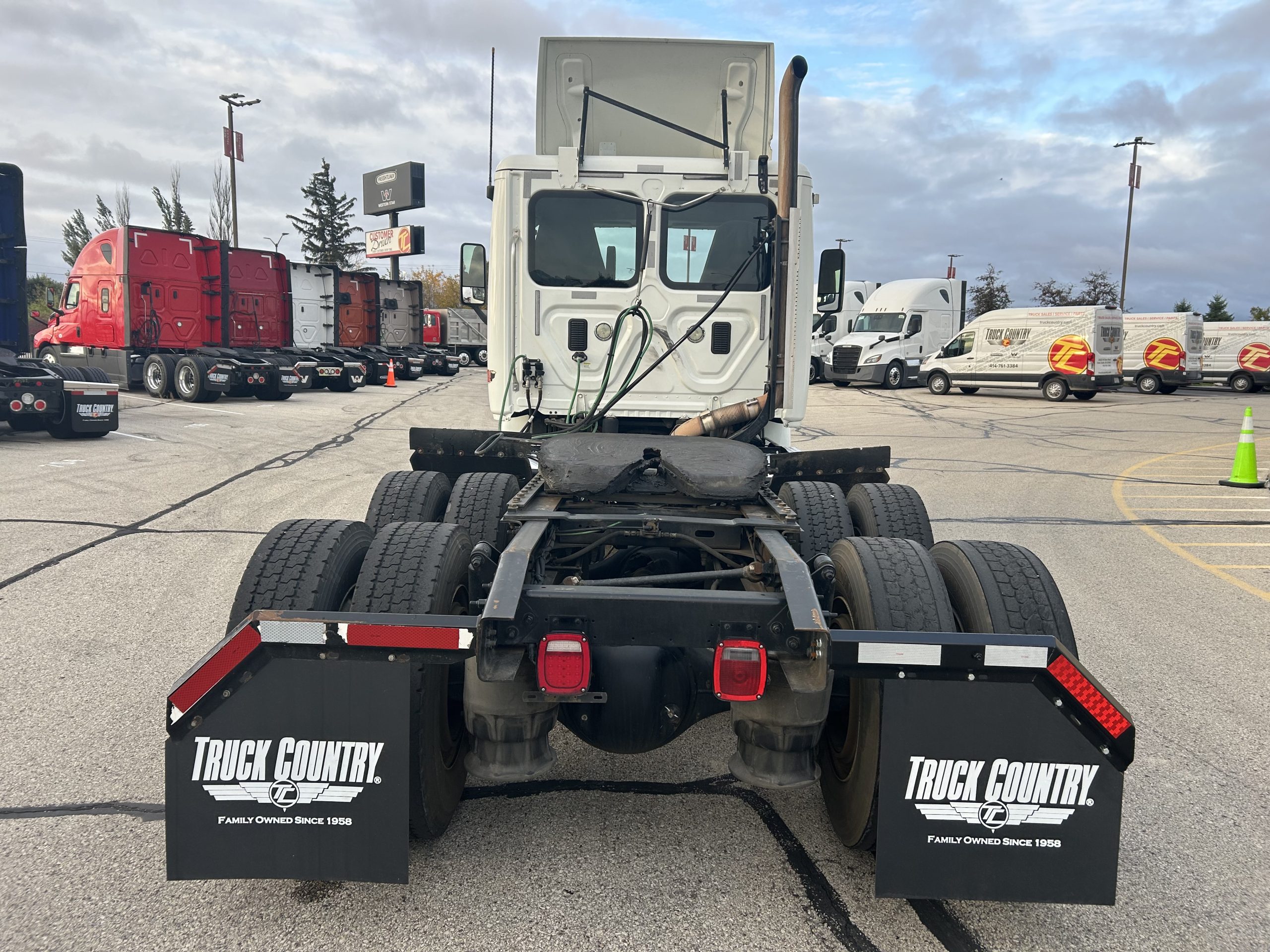 2017 Freightliner CA113 2017 Freightliner CA113 - image 4 of 6