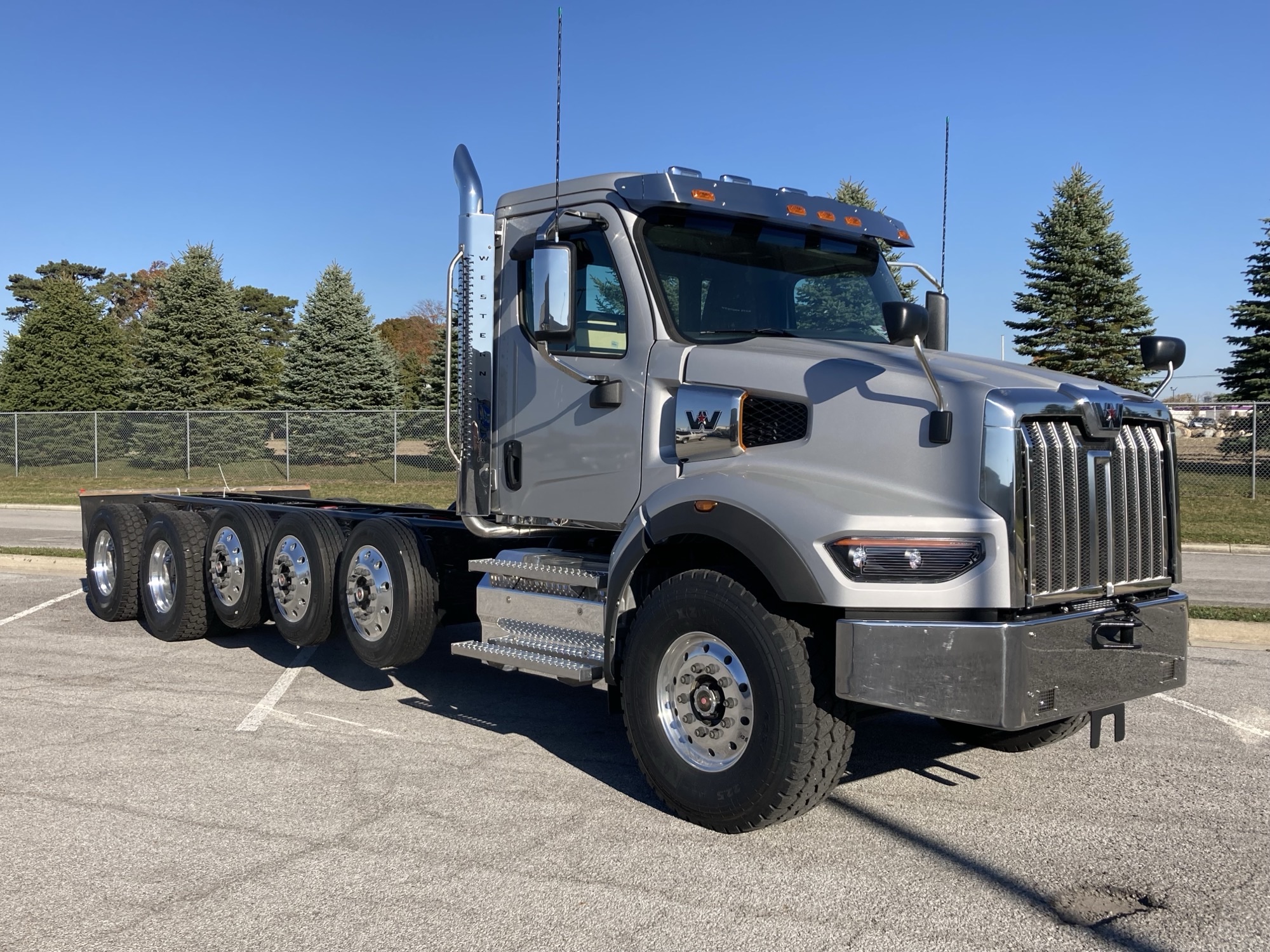 2026 Western Star 47X 2026 Western Star 47X - image 2 of 6