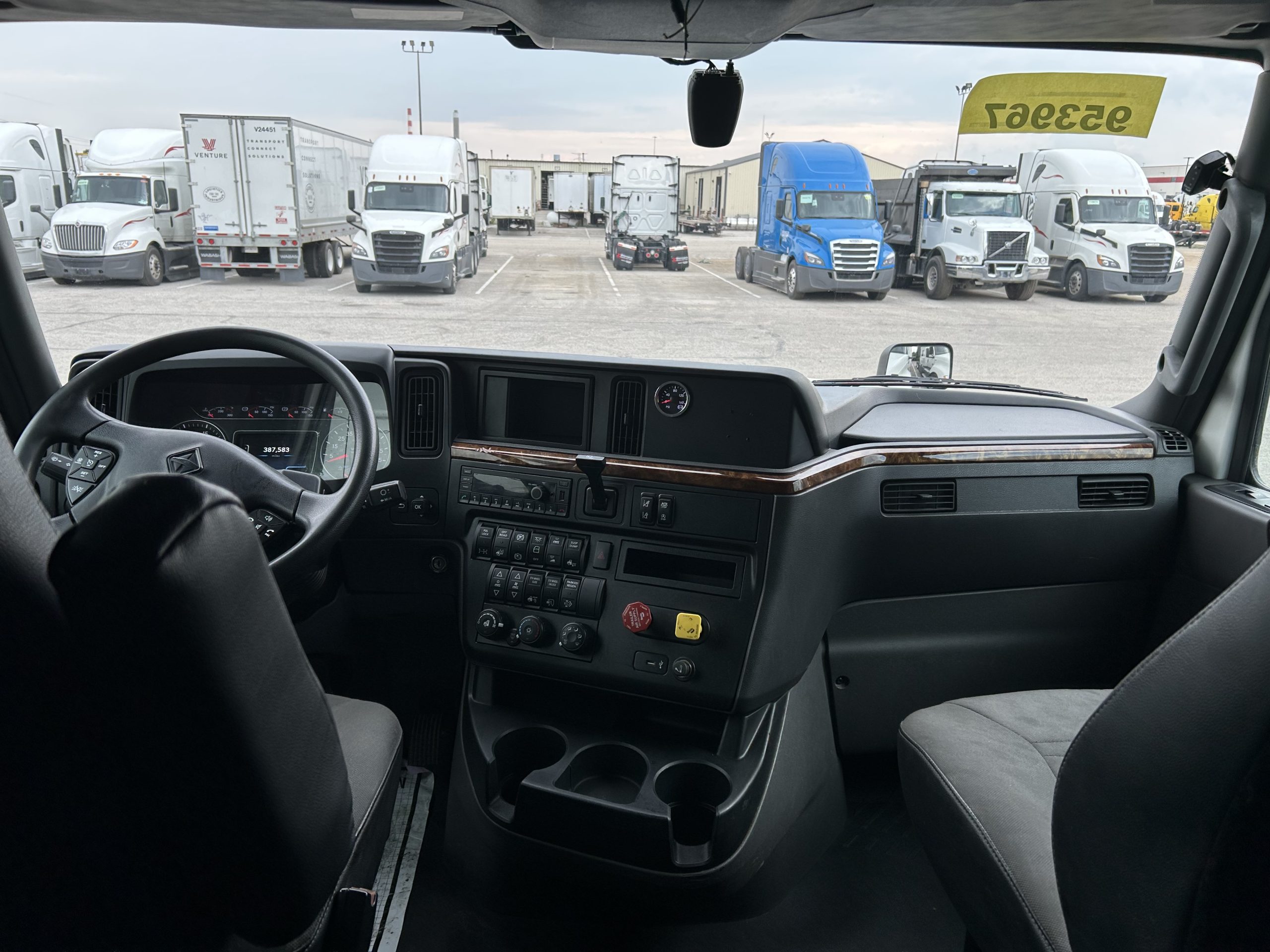 2022 International LT625 - image 5 of 6