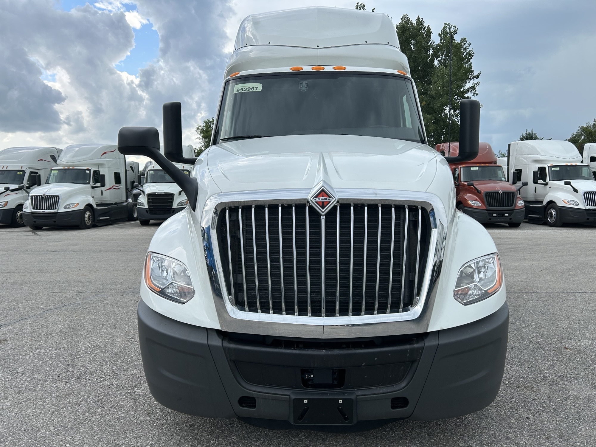 2022 International LT625 - image 2 of 6