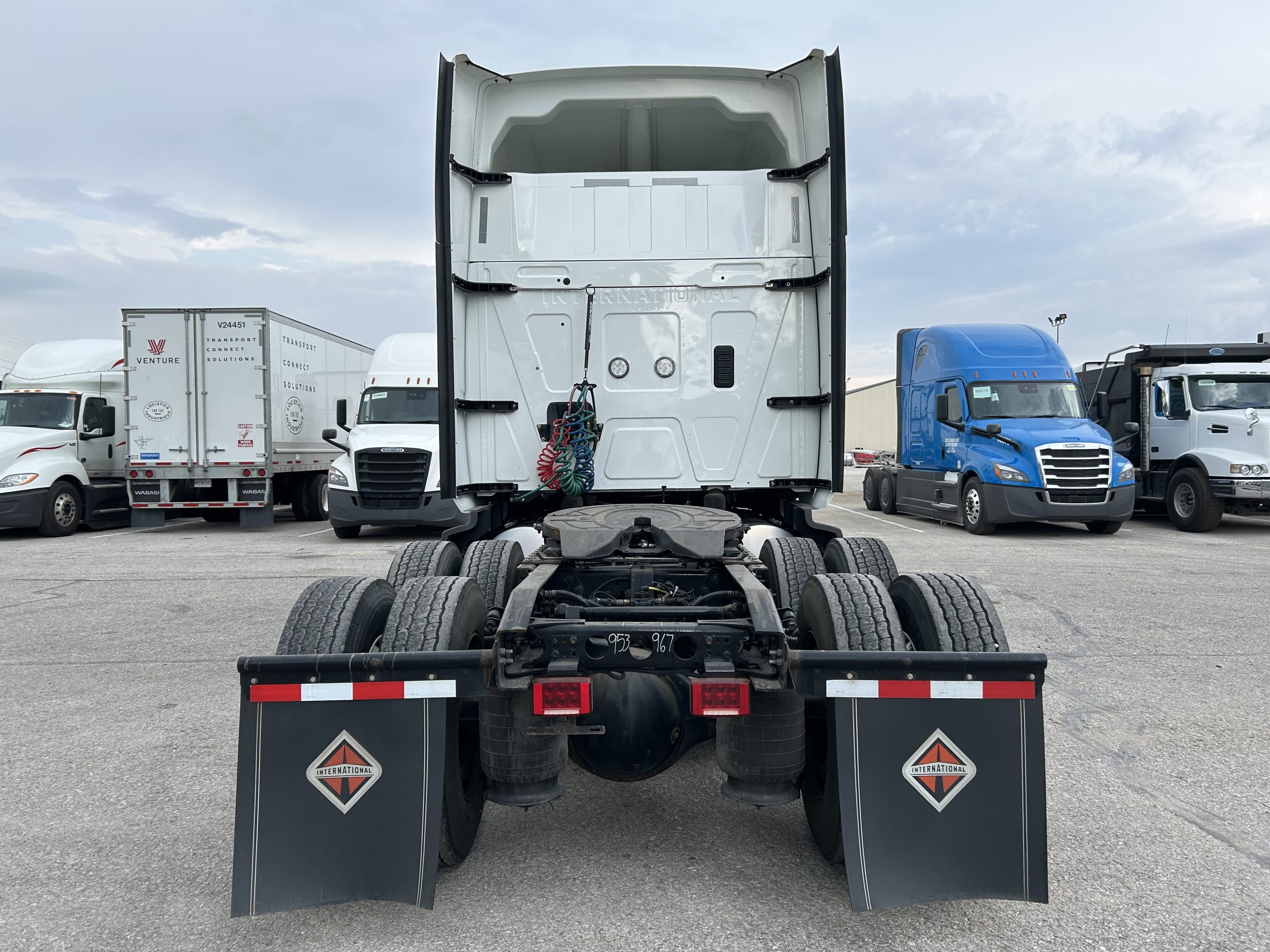 2022 International LT625 - image 4 of 6