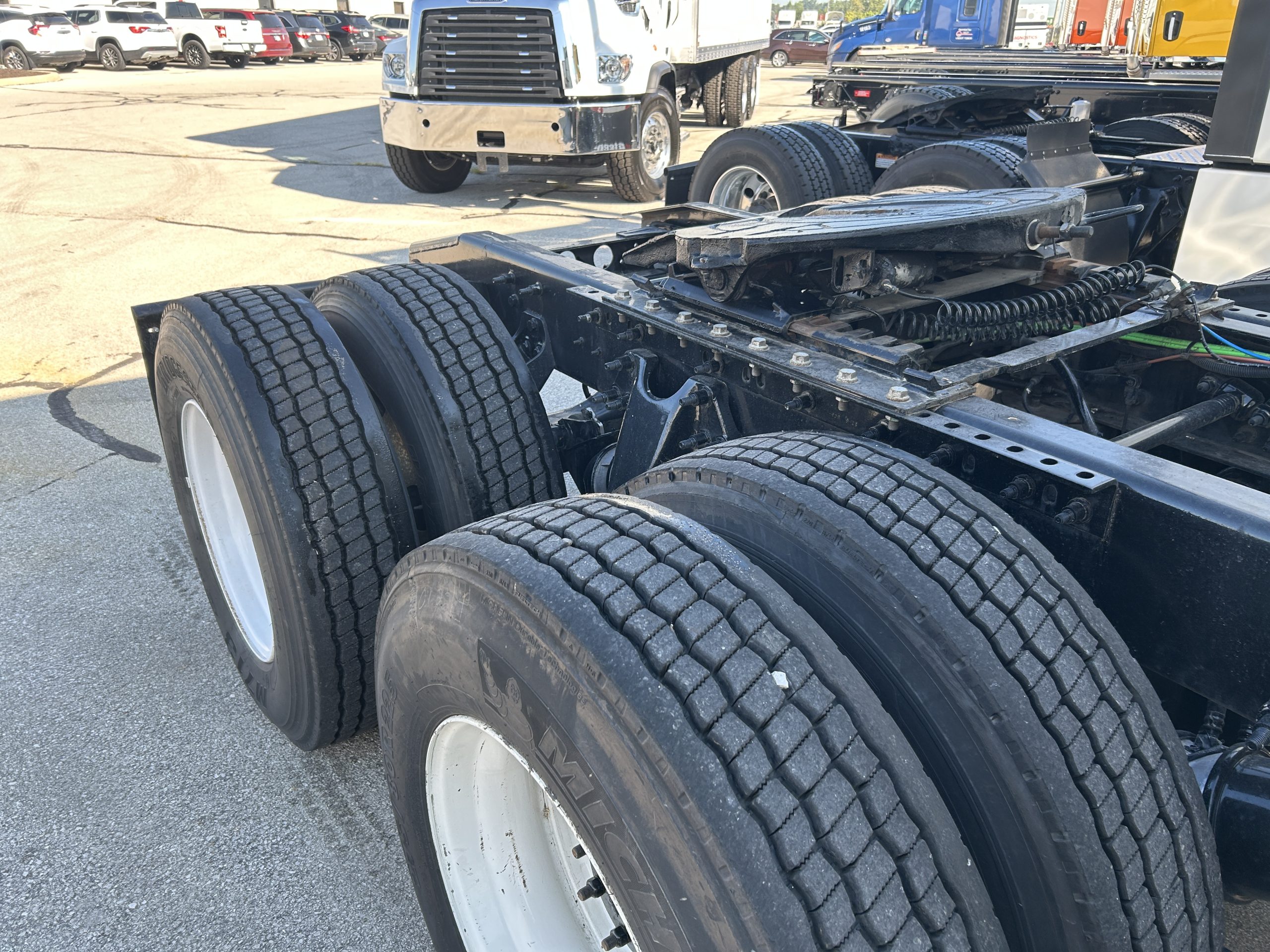 2022 International LT625 - image 2 of 6