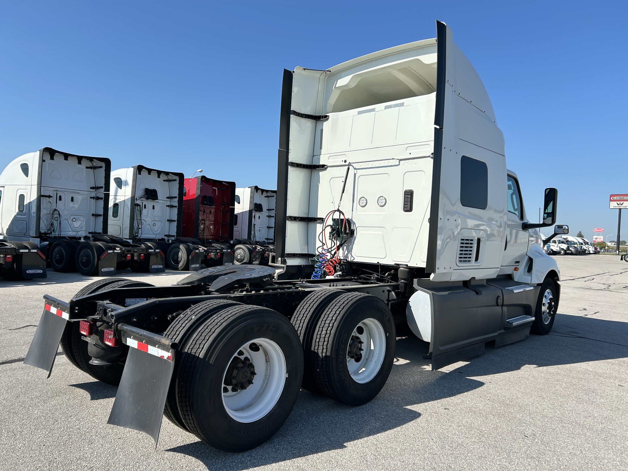 2022 International LT625 - image 3 of 6