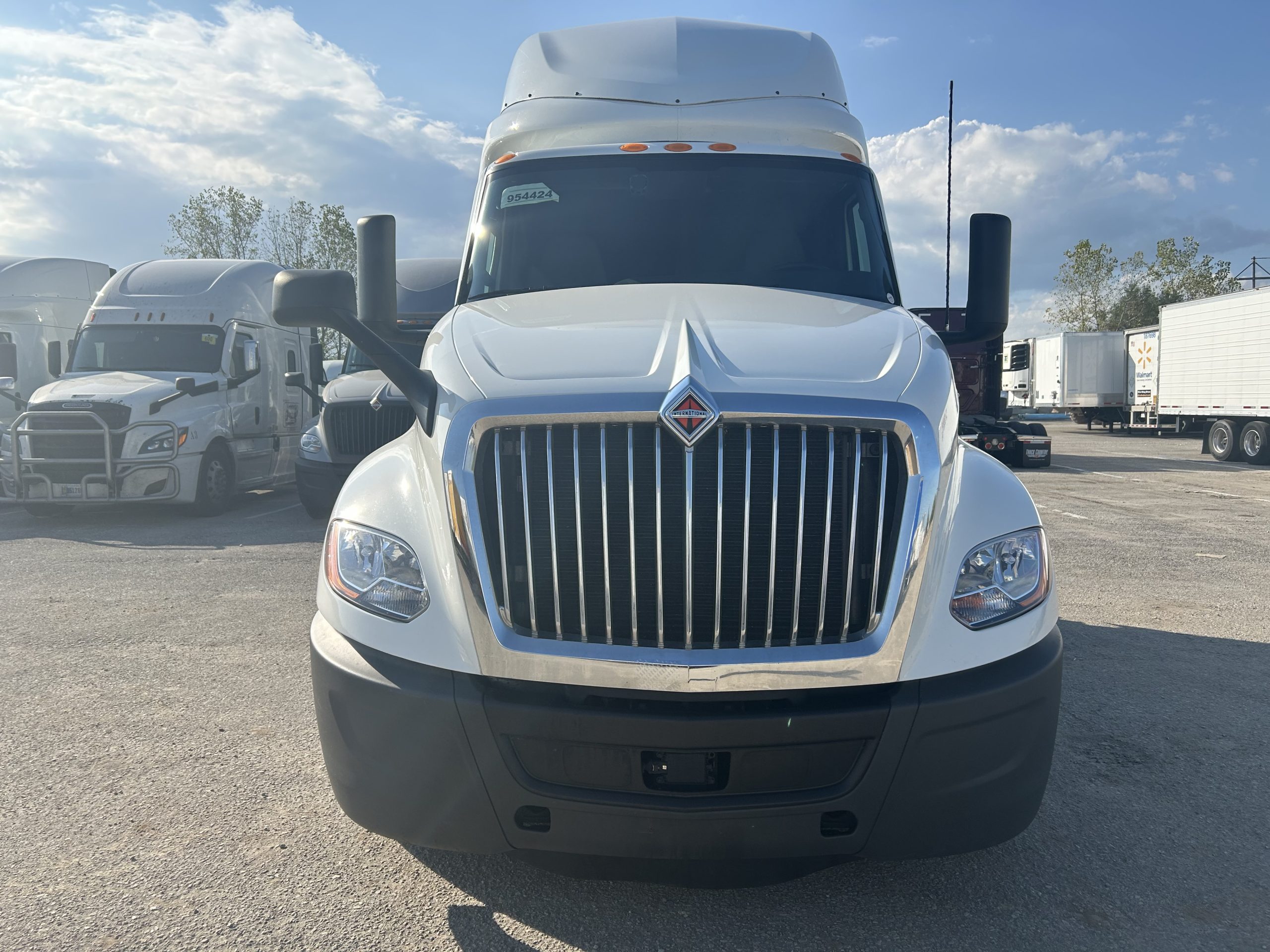 2022 International LT625 2022 International LT625 - image 2 of 5