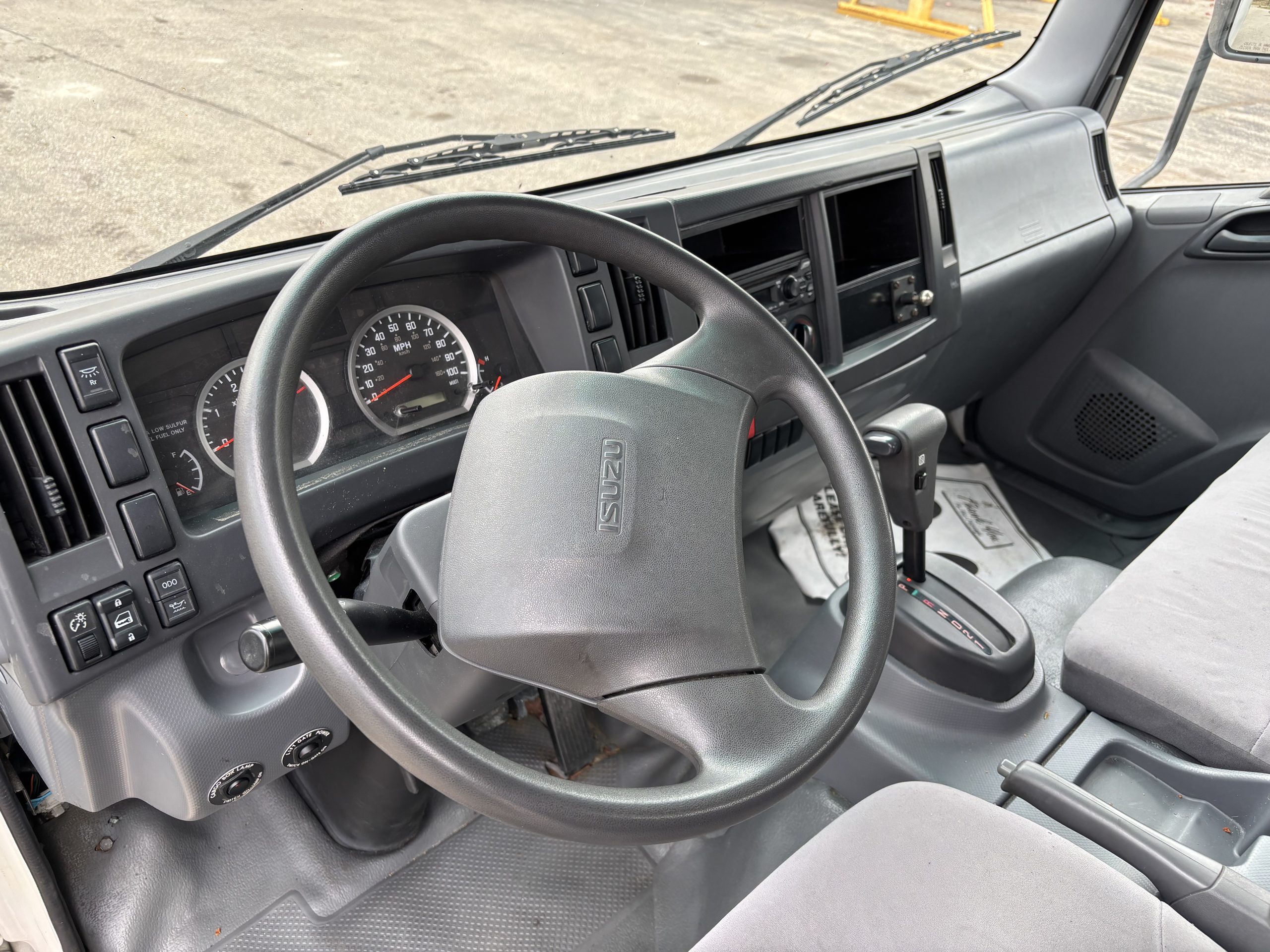 2019 Isuzu NPR 2019 Isuzu NPR - image 4 of 6
