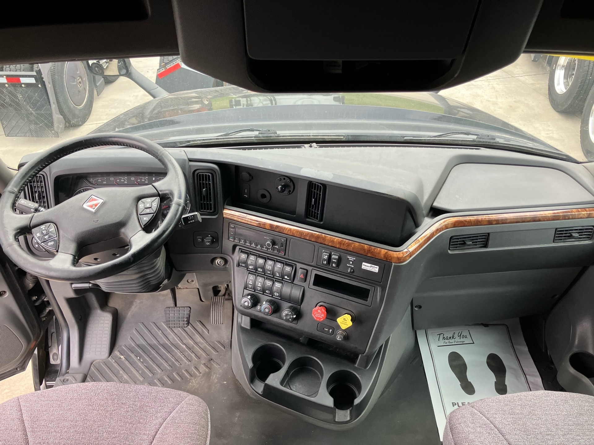 2022 International LT - image 5