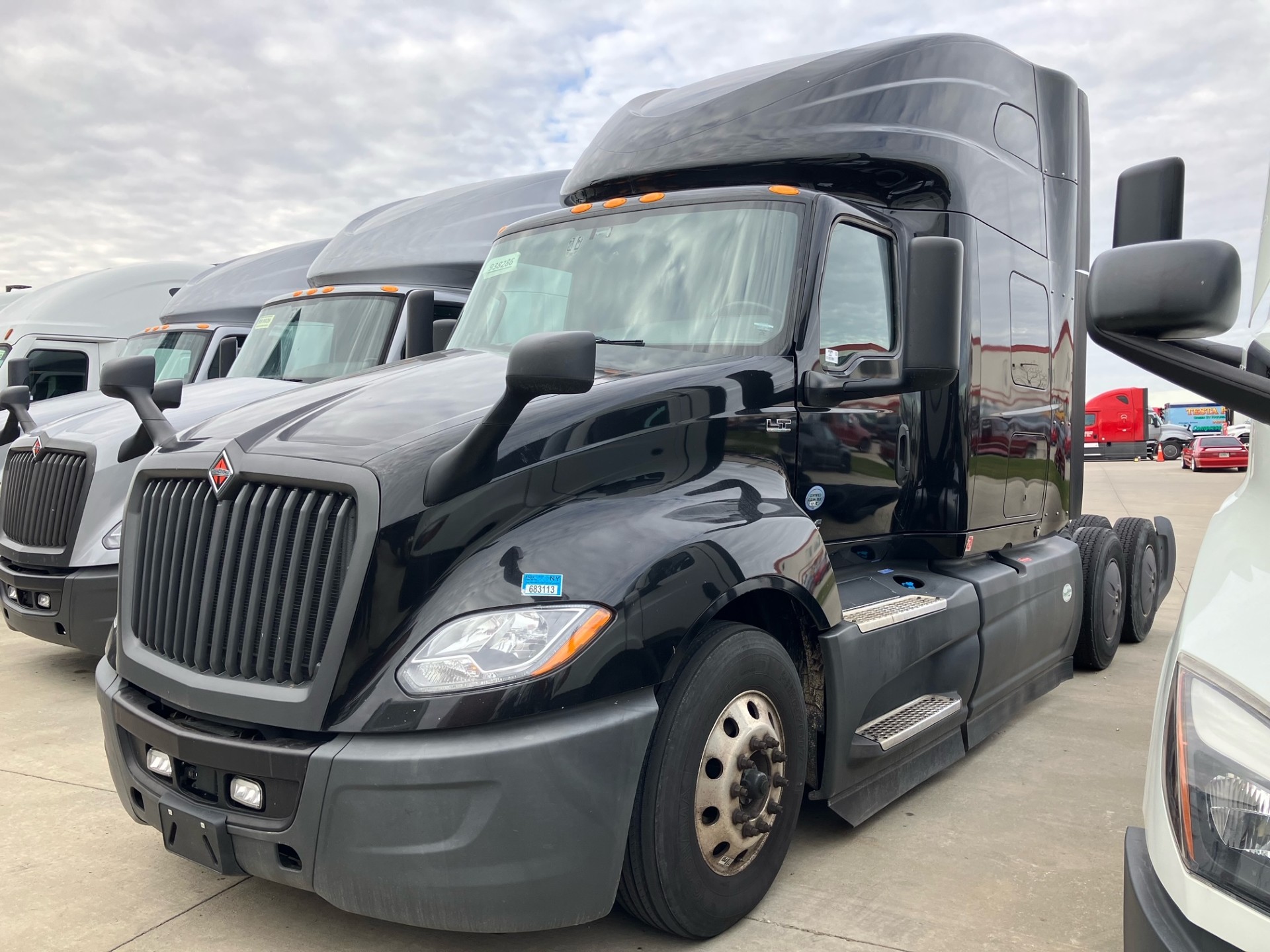 2022 International LT - image 1