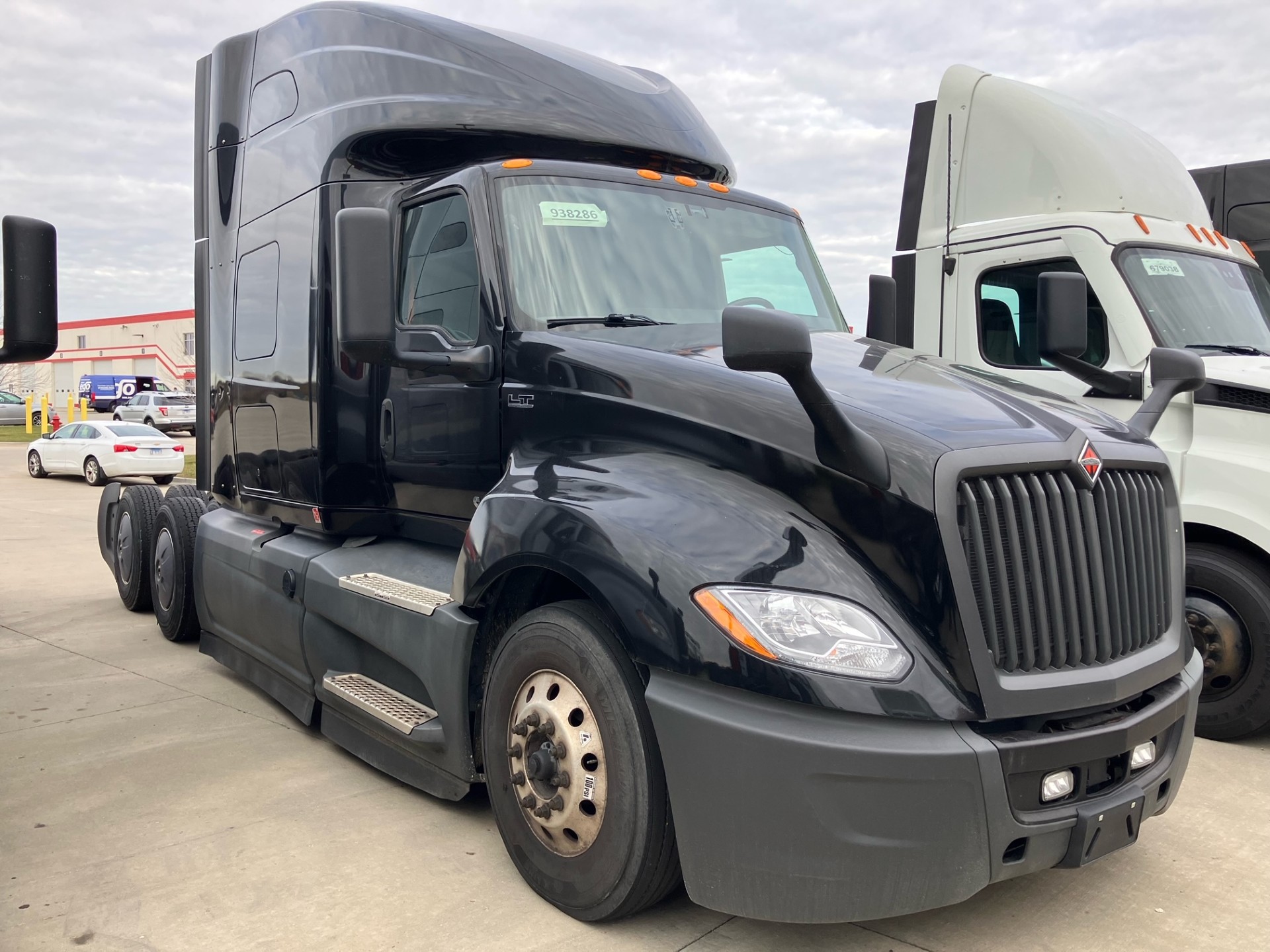 2022 International LT - image 2