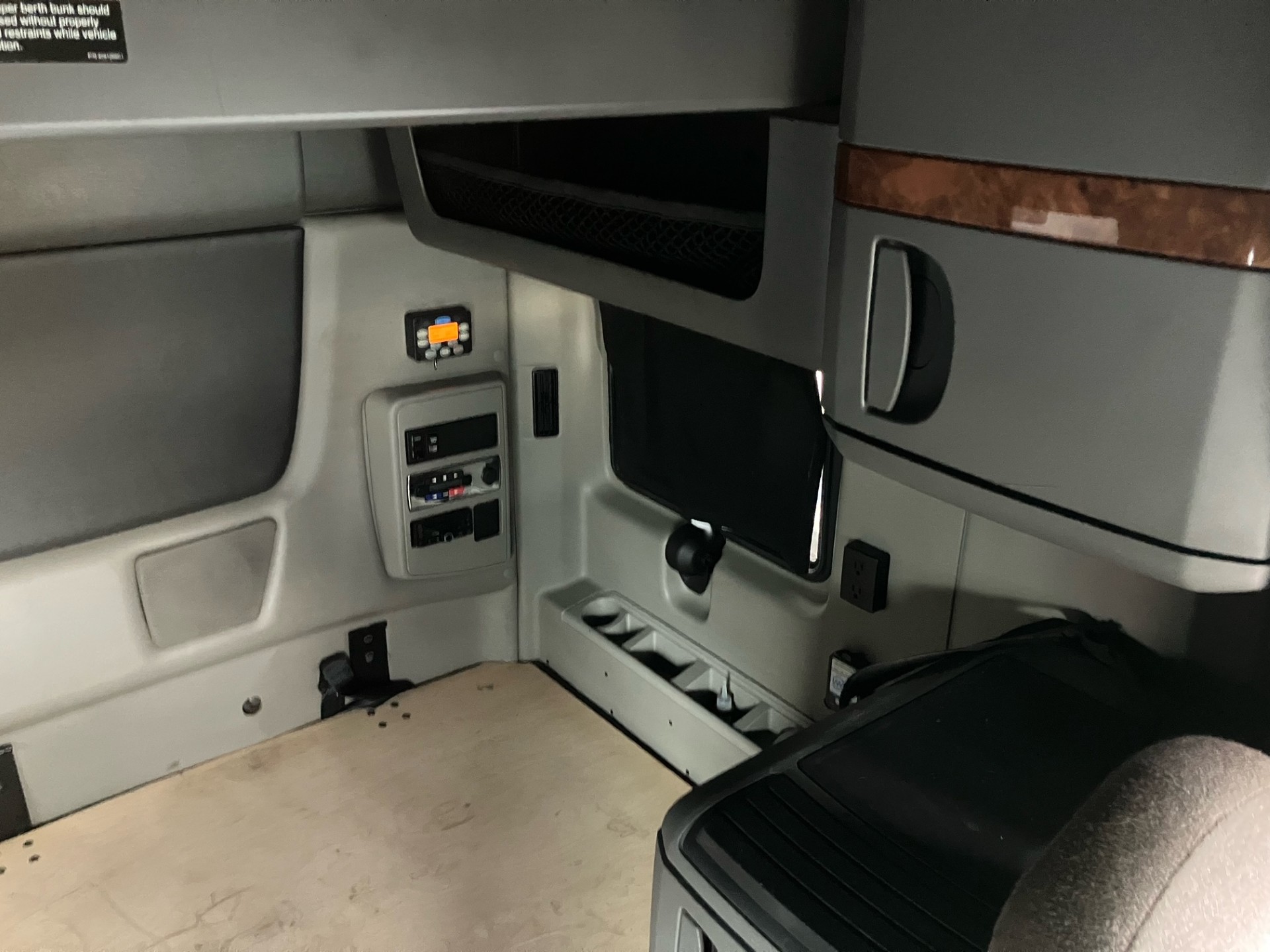 2022 International LT - image 6