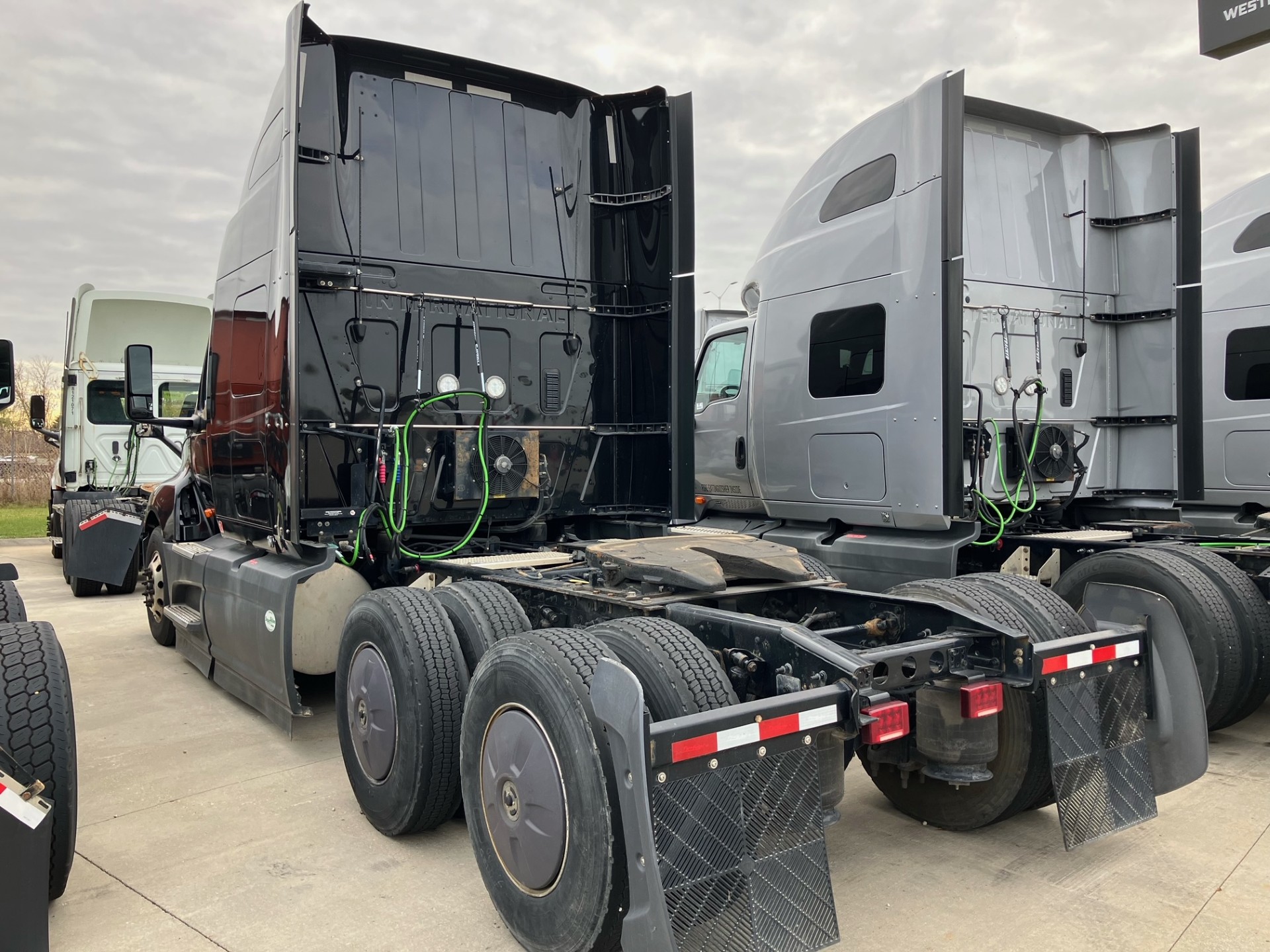 2022 International LT - image 3