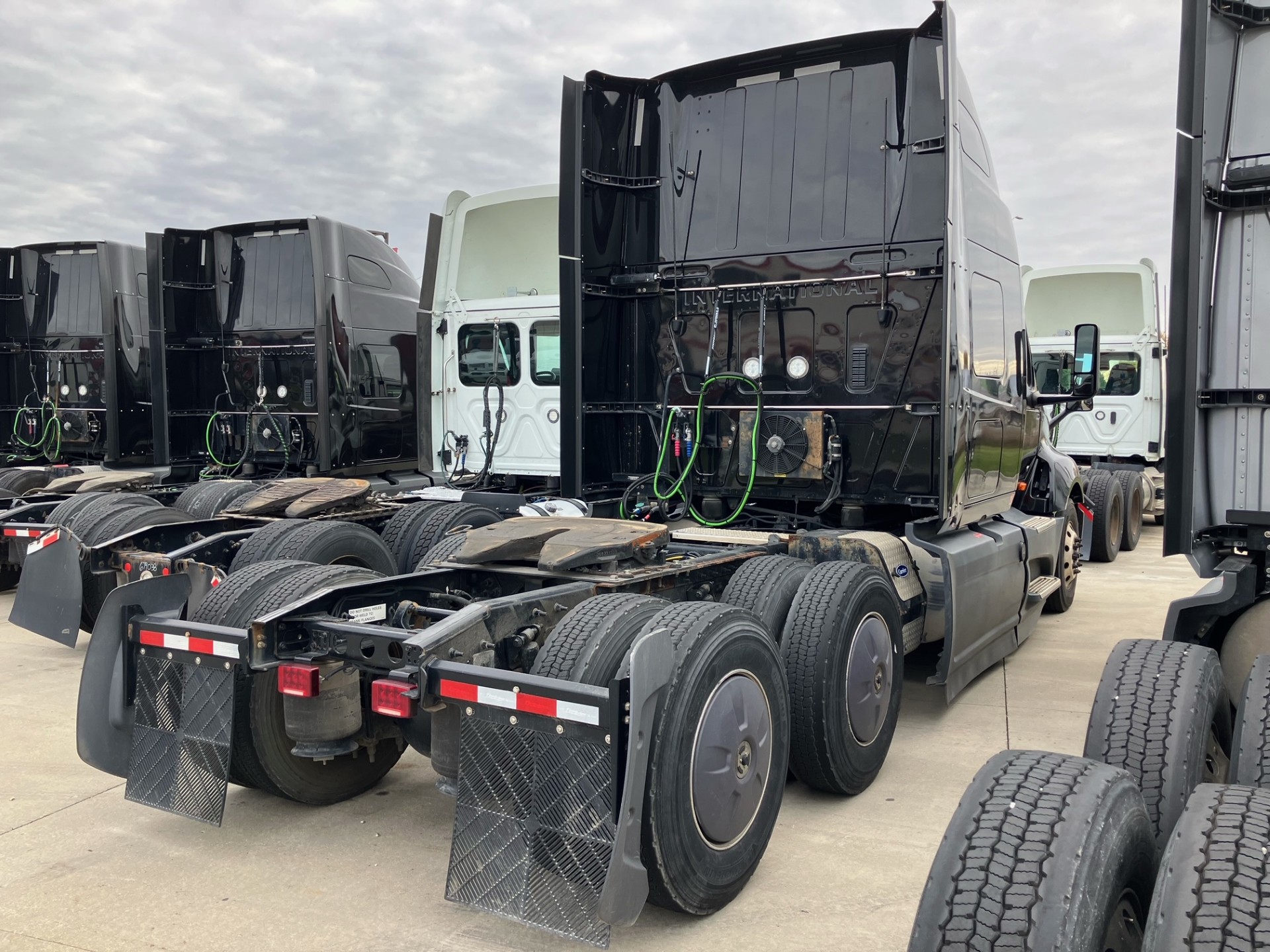 2022 International LT - image 4