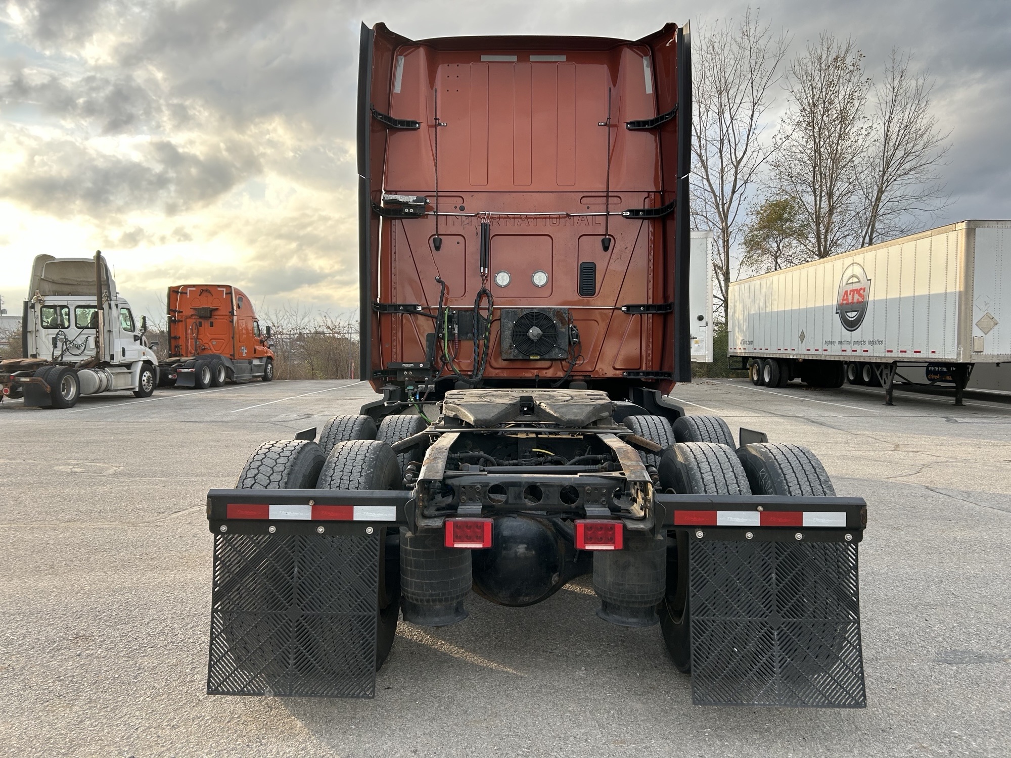 2022 International LT625 - image 4 of 6