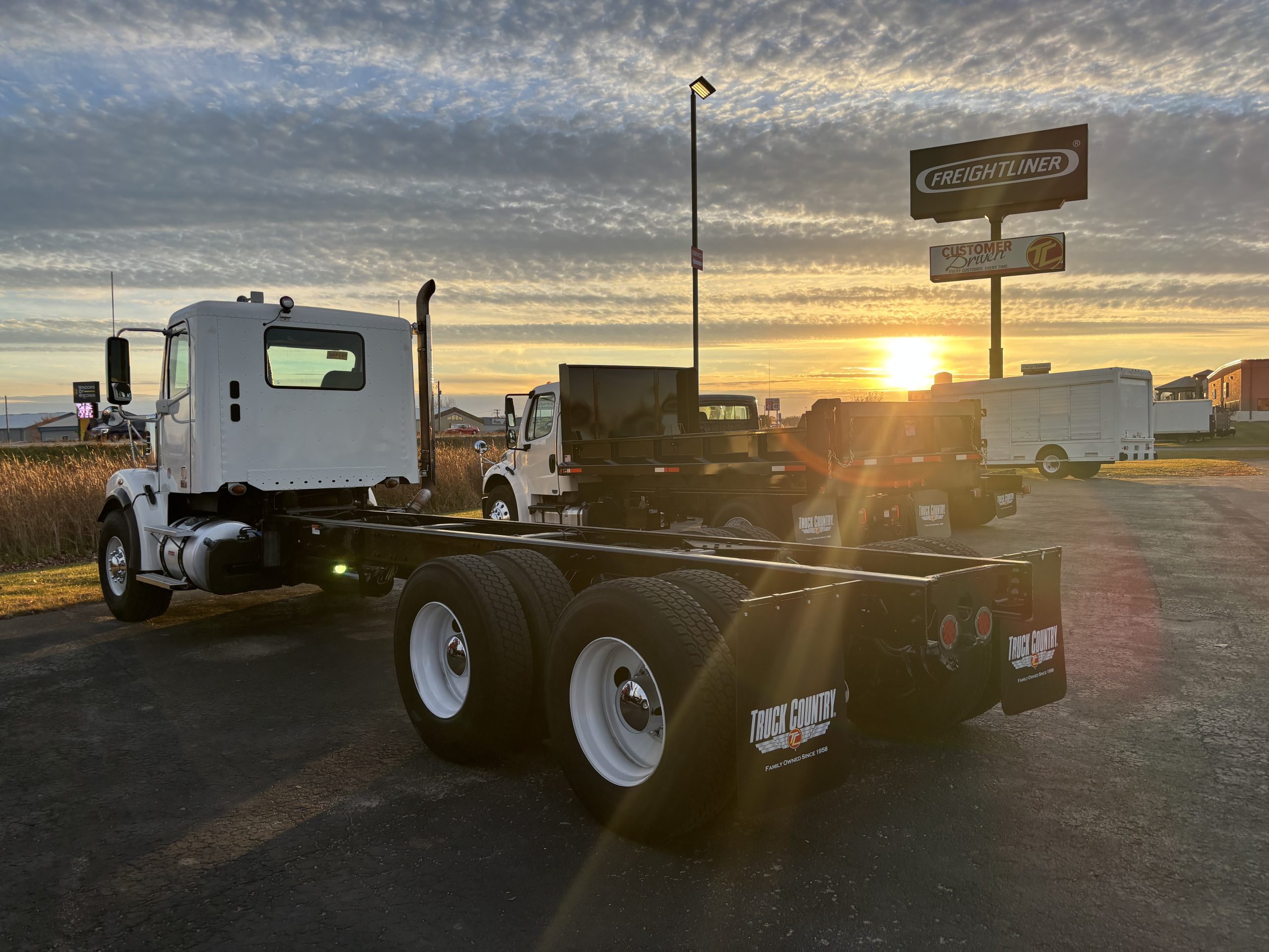 2014 Freightliner 122SD - image 5 of 6