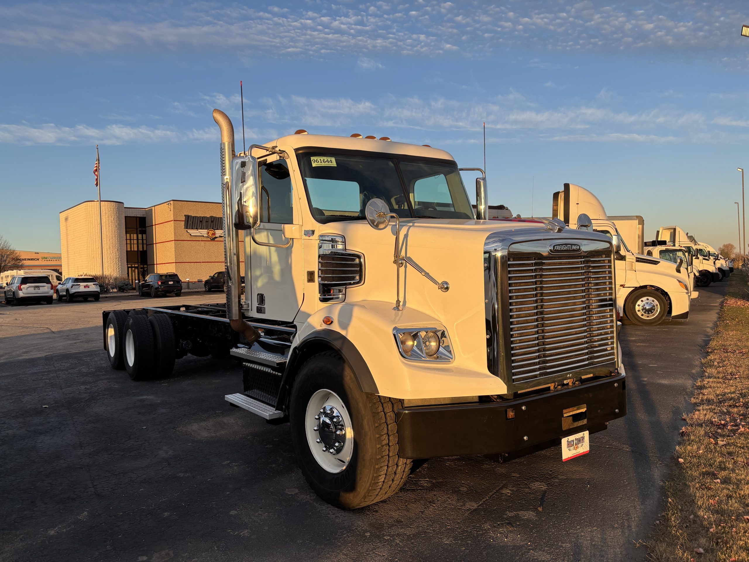 2014 Freightliner 122SD - image 3 of 6